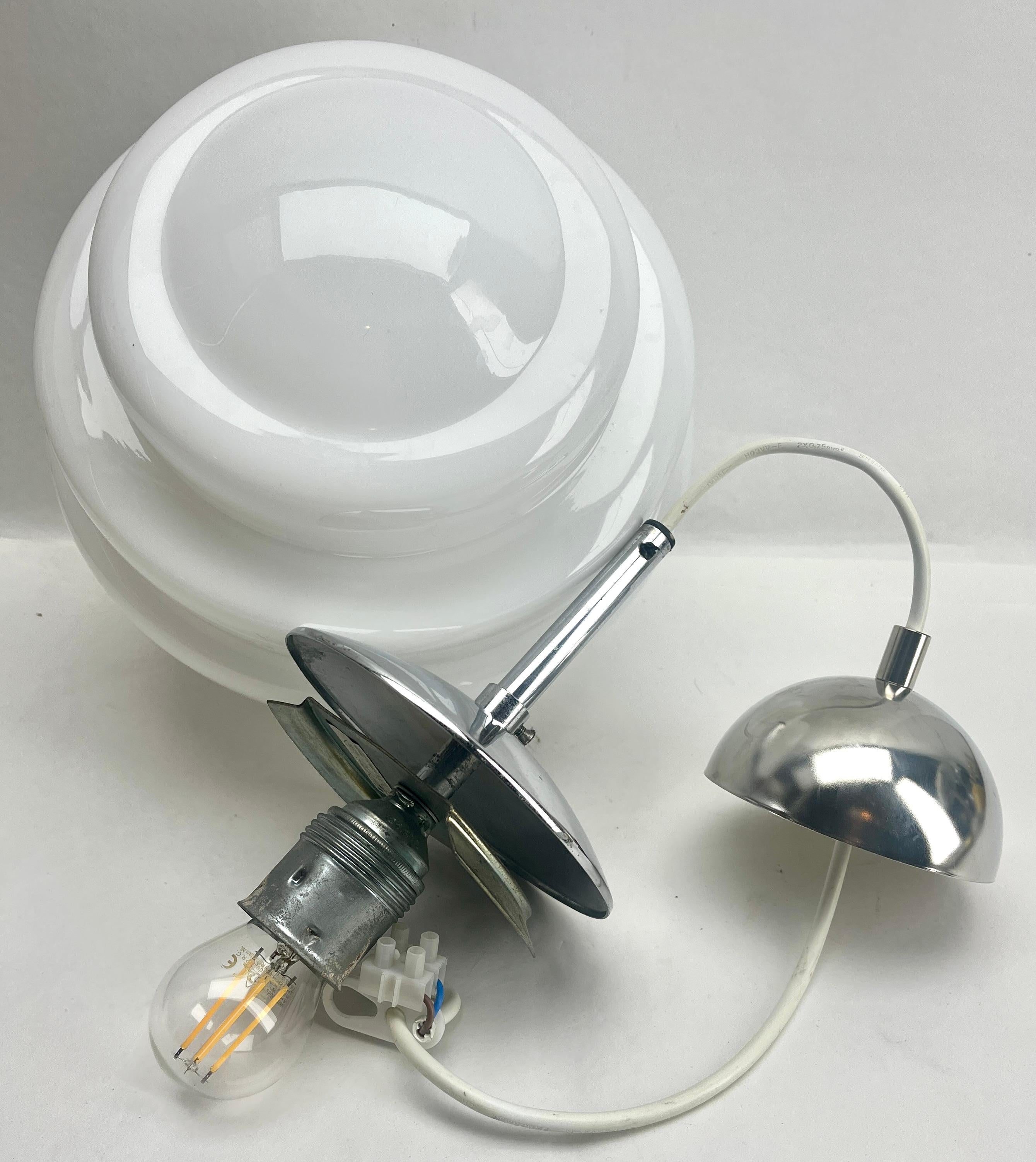 Verre brun Lampe suspendue VDE Allemagne avec un abat-jour opalin et des fixations chromées, années 1950 en vente