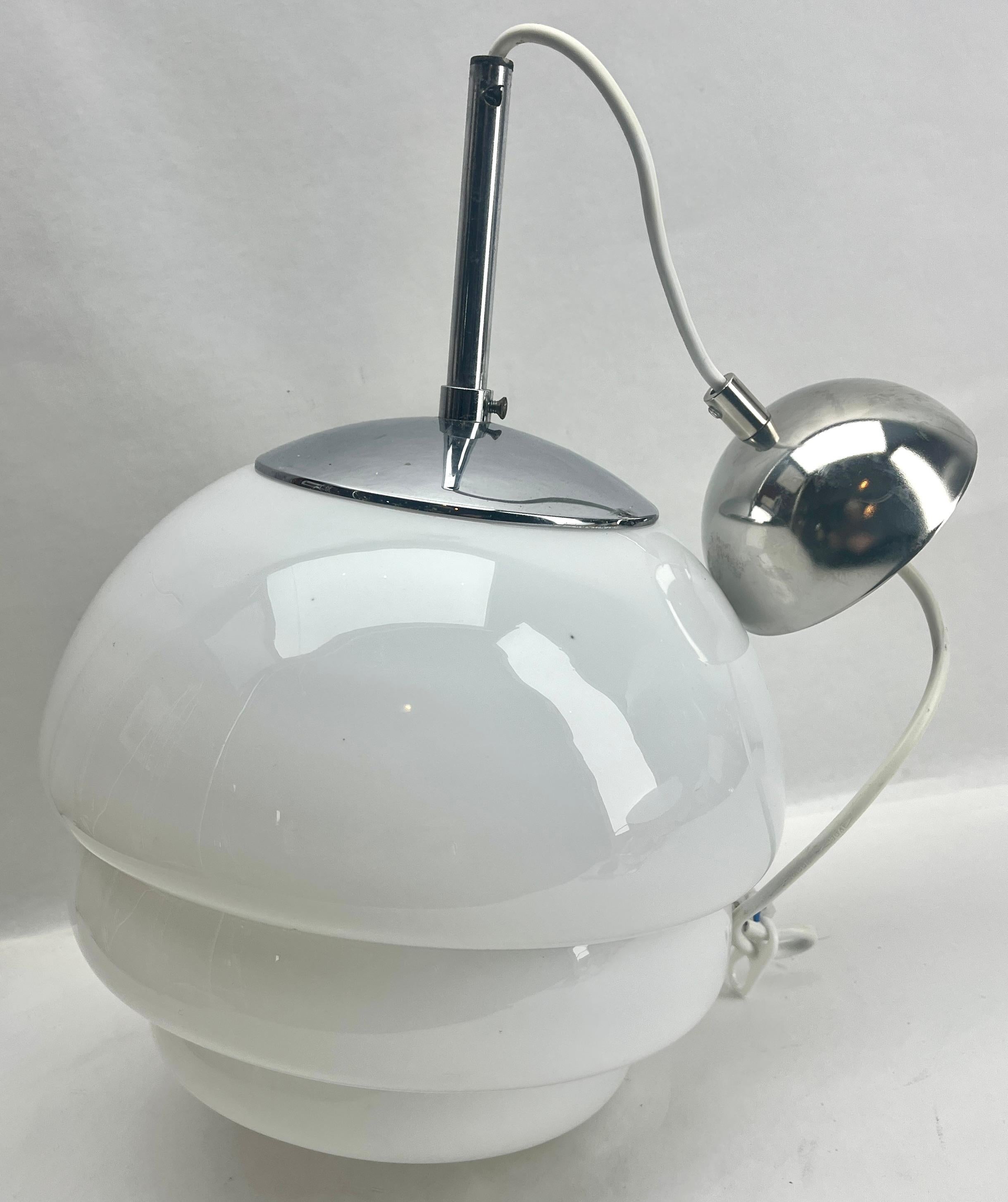 Lampe suspendue VDE Allemagne avec un abat-jour opalin et des fixations chromées, années 1950 en vente 1