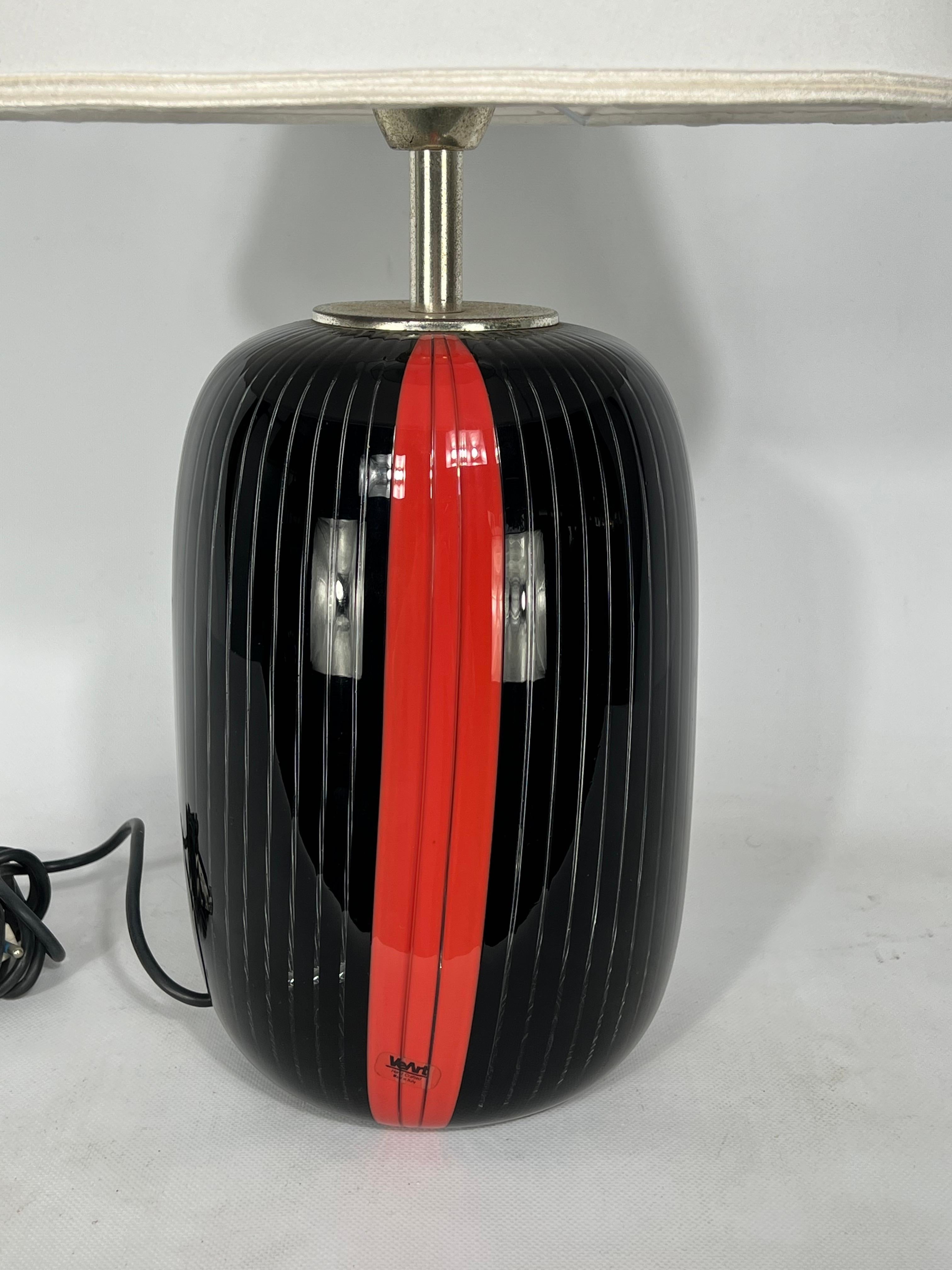 Verre de Murano VeArt, lampe de table en verre de Murano noir et rouge des années 70. Étiqueté en vente