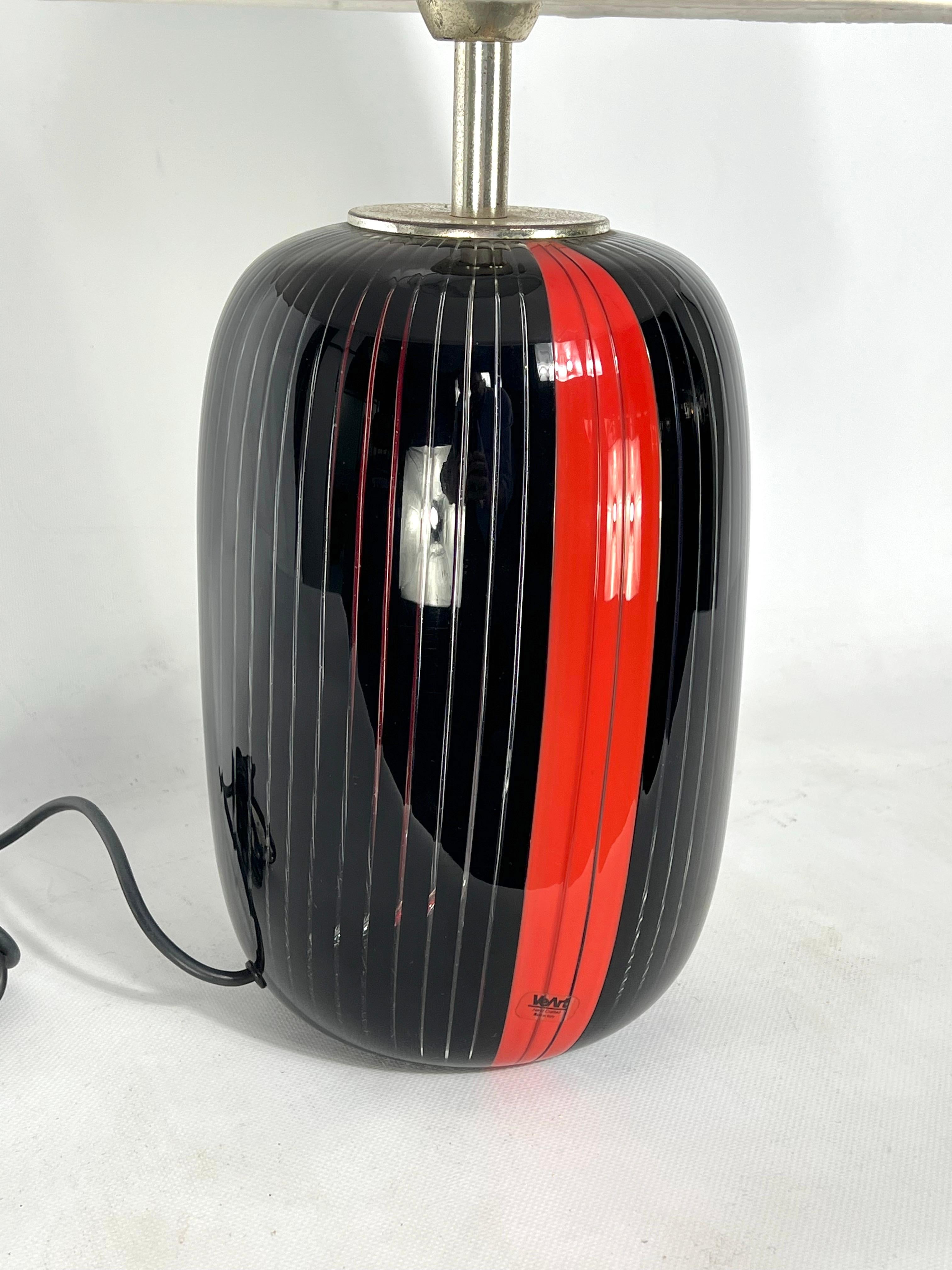 VeArt, lampe de table en verre de Murano noir et rouge des années 70. Étiqueté en vente 1