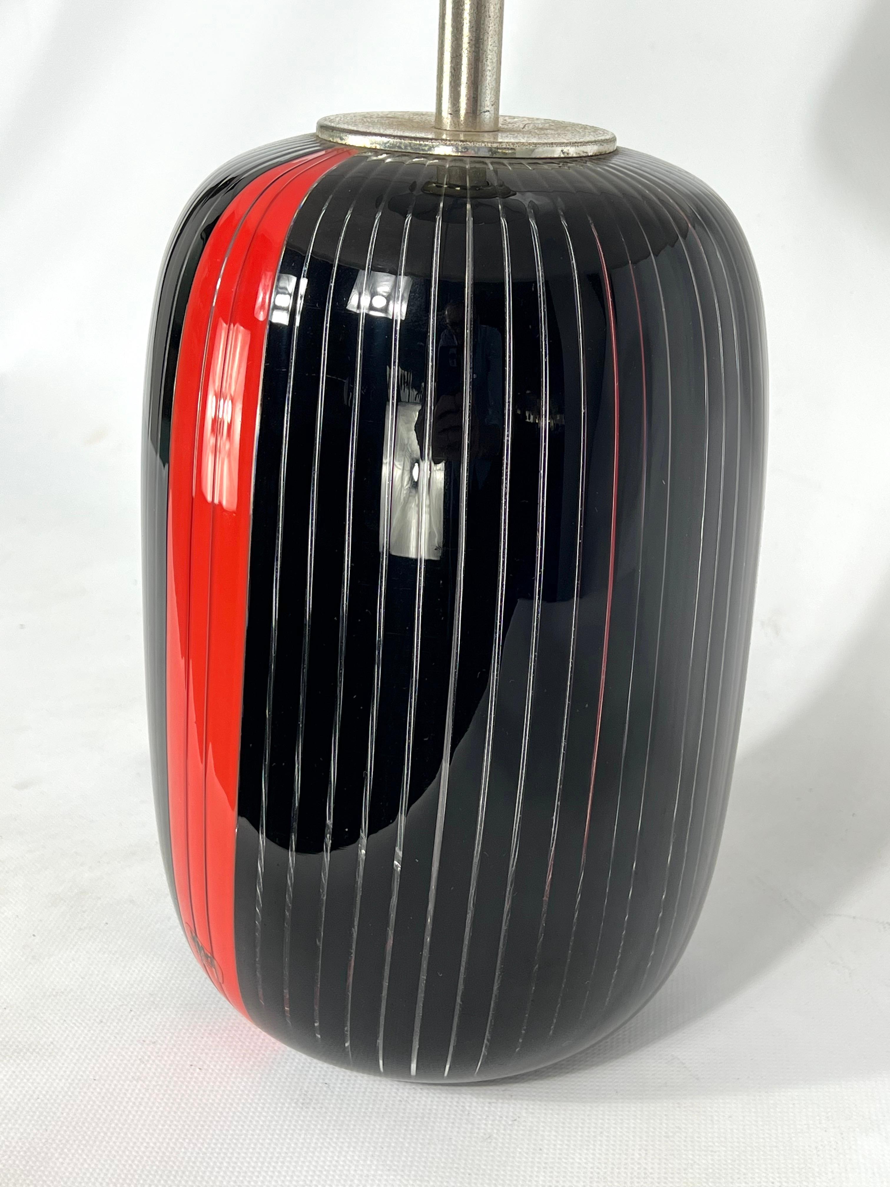 VeArt, lampe de table en verre de Murano noir et rouge des années 70. Étiqueté en vente 2