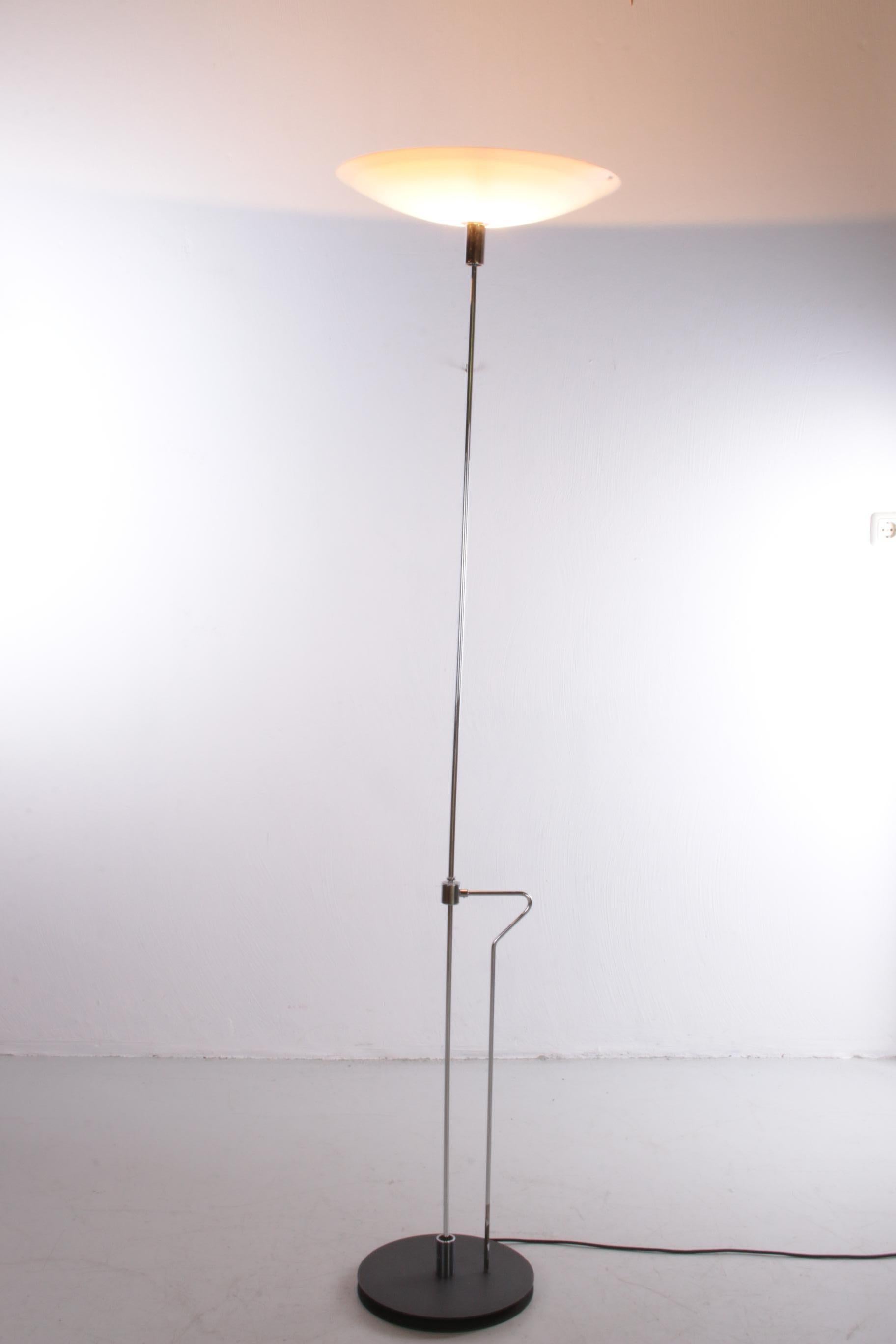 Afna 'floor lamp by VeArt ARtemide.

Design in Italy made in the 20th century.

A design by Jeannot Cerutti.

The shade is made of white frosted glass.