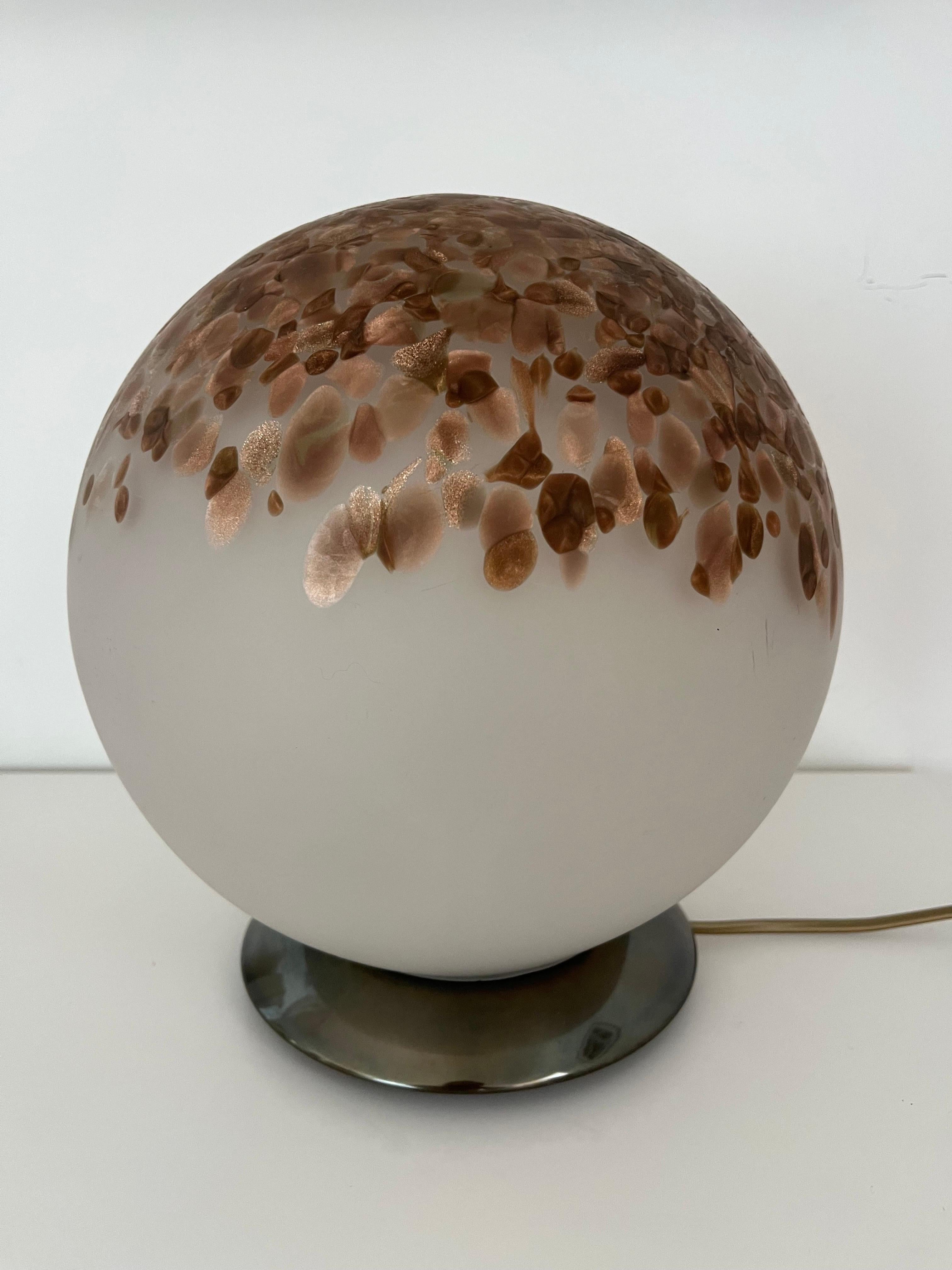 Lampada a sfera di Murano Veart 1960s -Lighting-

Anno: 1960 circa attr Veart

Murano e ottone, lampada suggestiva, integra e funzionante 

Misure: cm 25 x cm 25