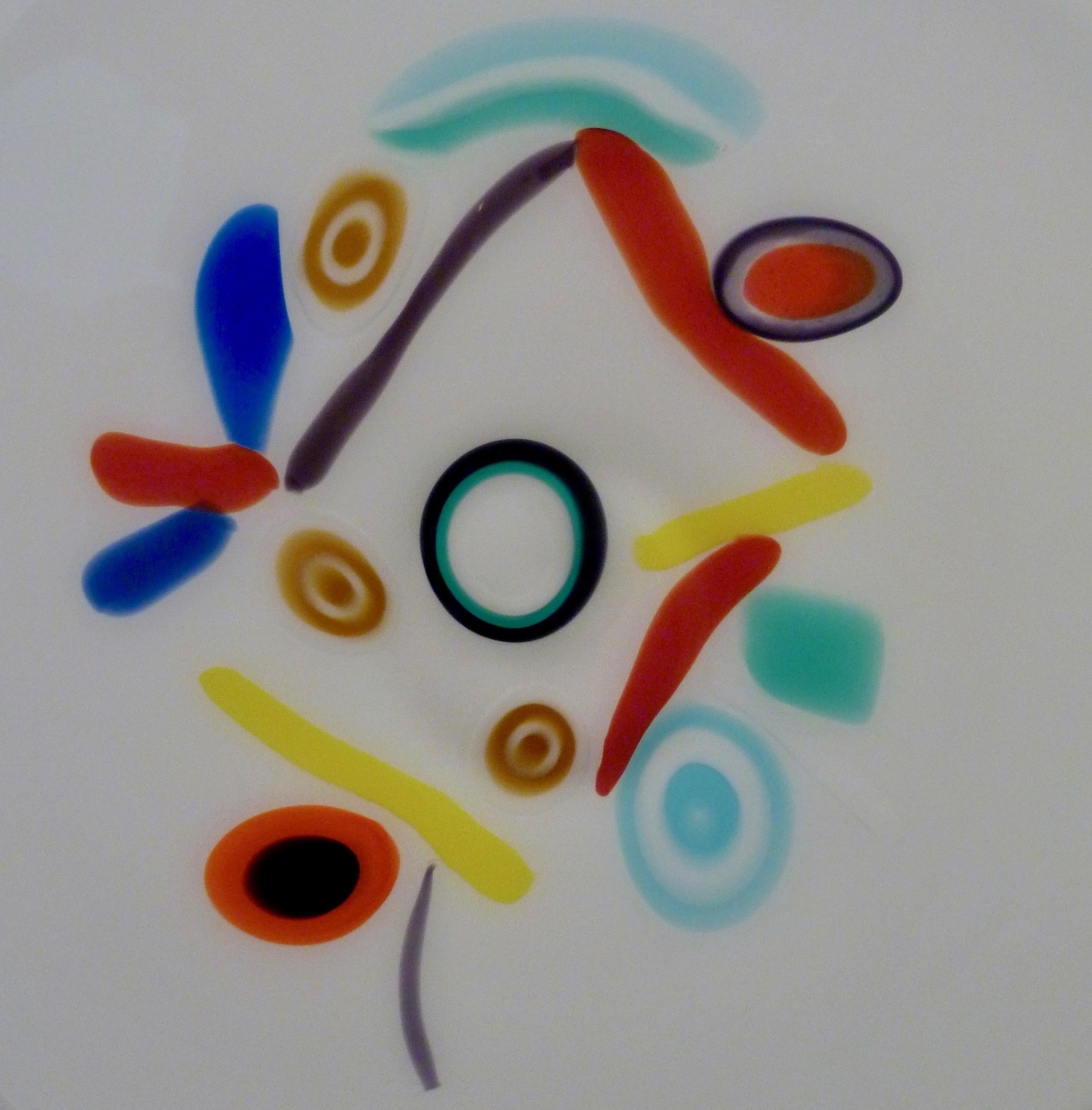 Grand chargeur VeArt probablement par Bruno Gambone, (Vietri sul Mare (Salerne) 1936) 

Le chargeur est fabriqué en verre laiteux blanc et est décoré d'un motif abstrait avec une infusion de couleurs poudrées. Insertion dans un support métallique.