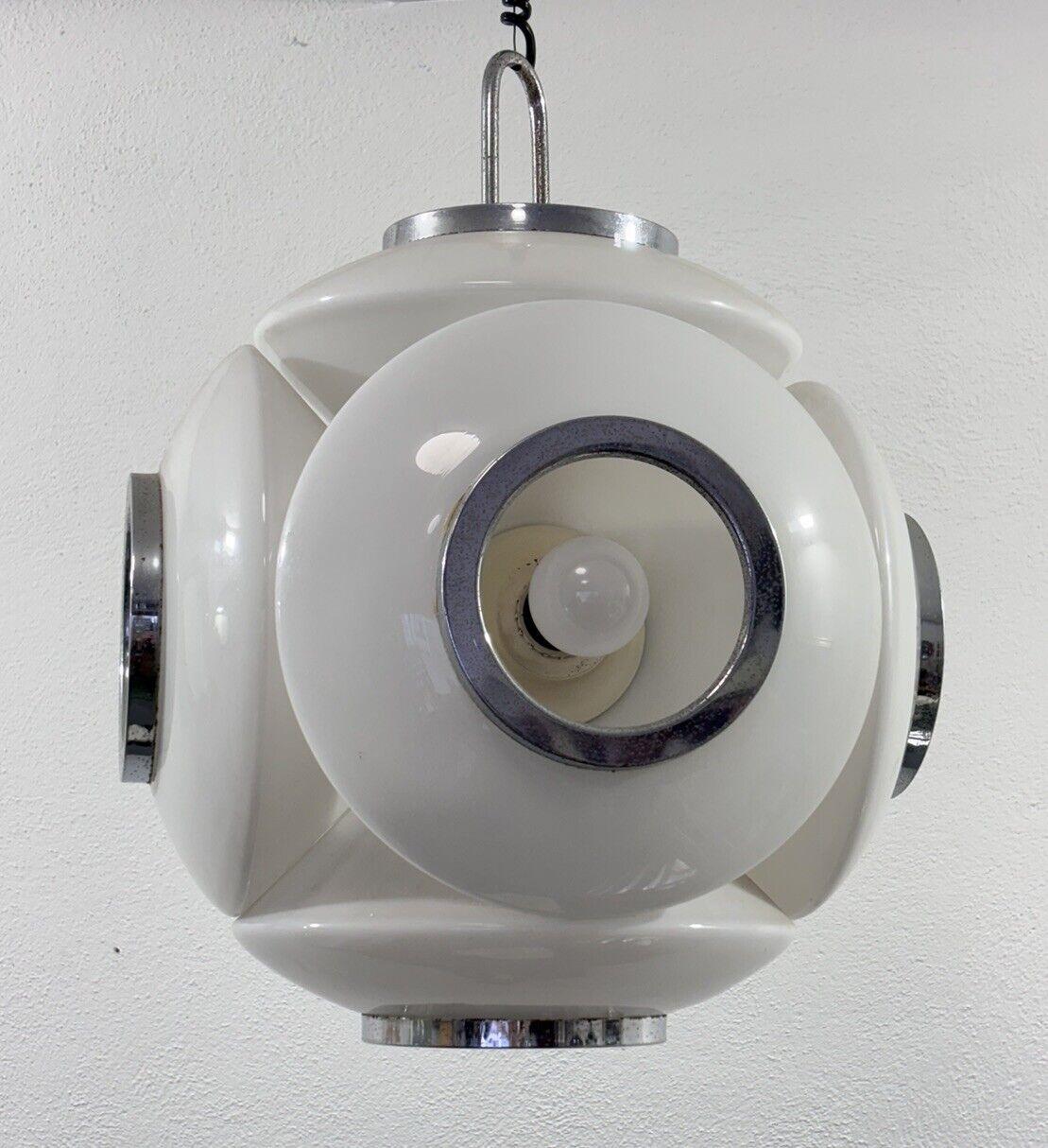 VeArt Space Age Globe Lampadario Design Modernariato 1970.

6 punti luce

Rarissimo lampadario con diffusori in vetro e struttura in acciaio cromato.

L'articolo è in buone condizioni conservative, non vi è alcun difetto estetico o strutturale