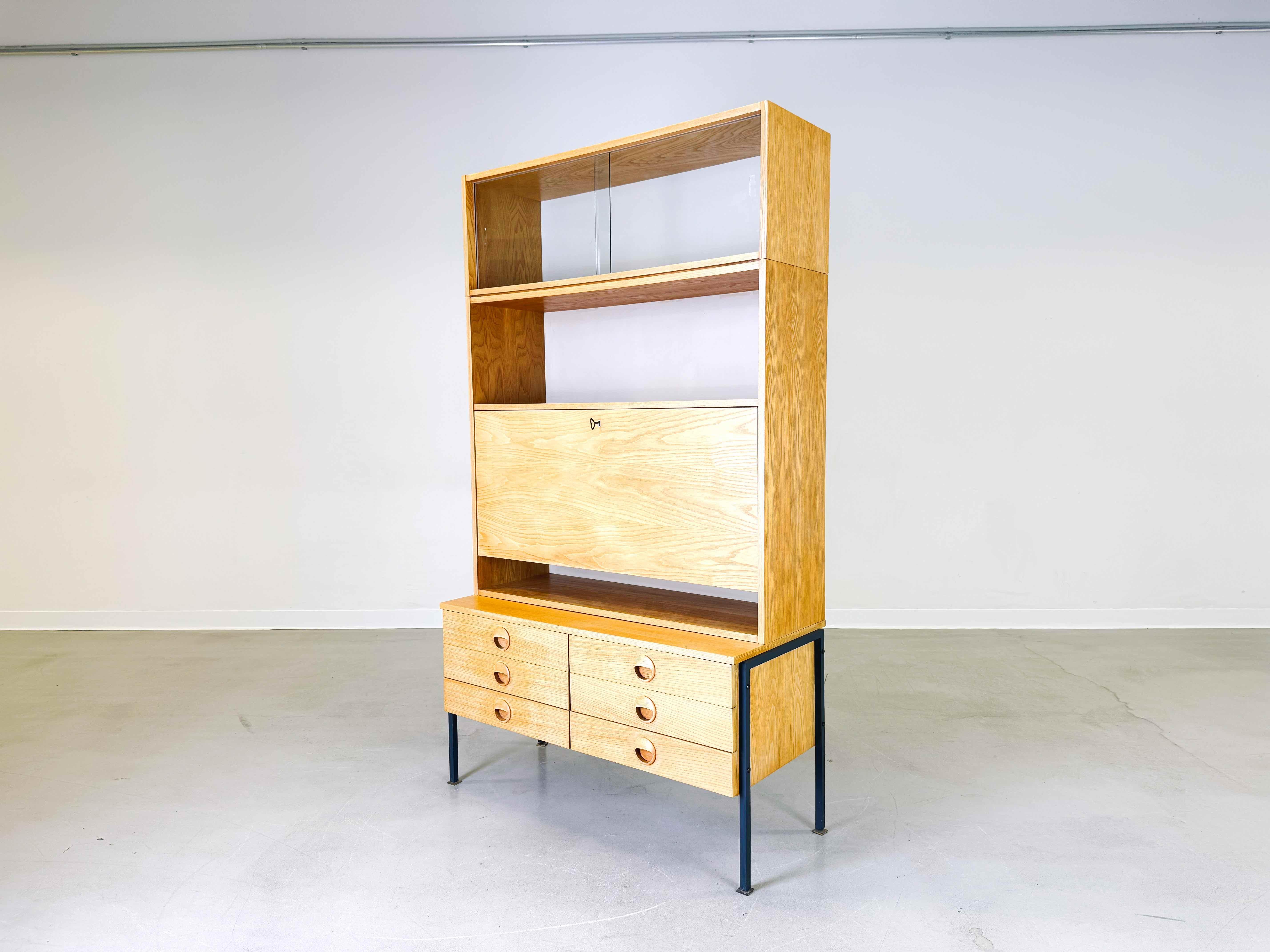 Wir bieten ein schönes VEB DW Hellerau Bücherregal von Joachim Nebelung zum Verkauf an. Das Design stammt von Joachim Nebelung und wurde in der DDR in den 1960er und 1970er Jahren hergestellt.

Zustand: Guter gebrauchter Zustand mit altersbedingten