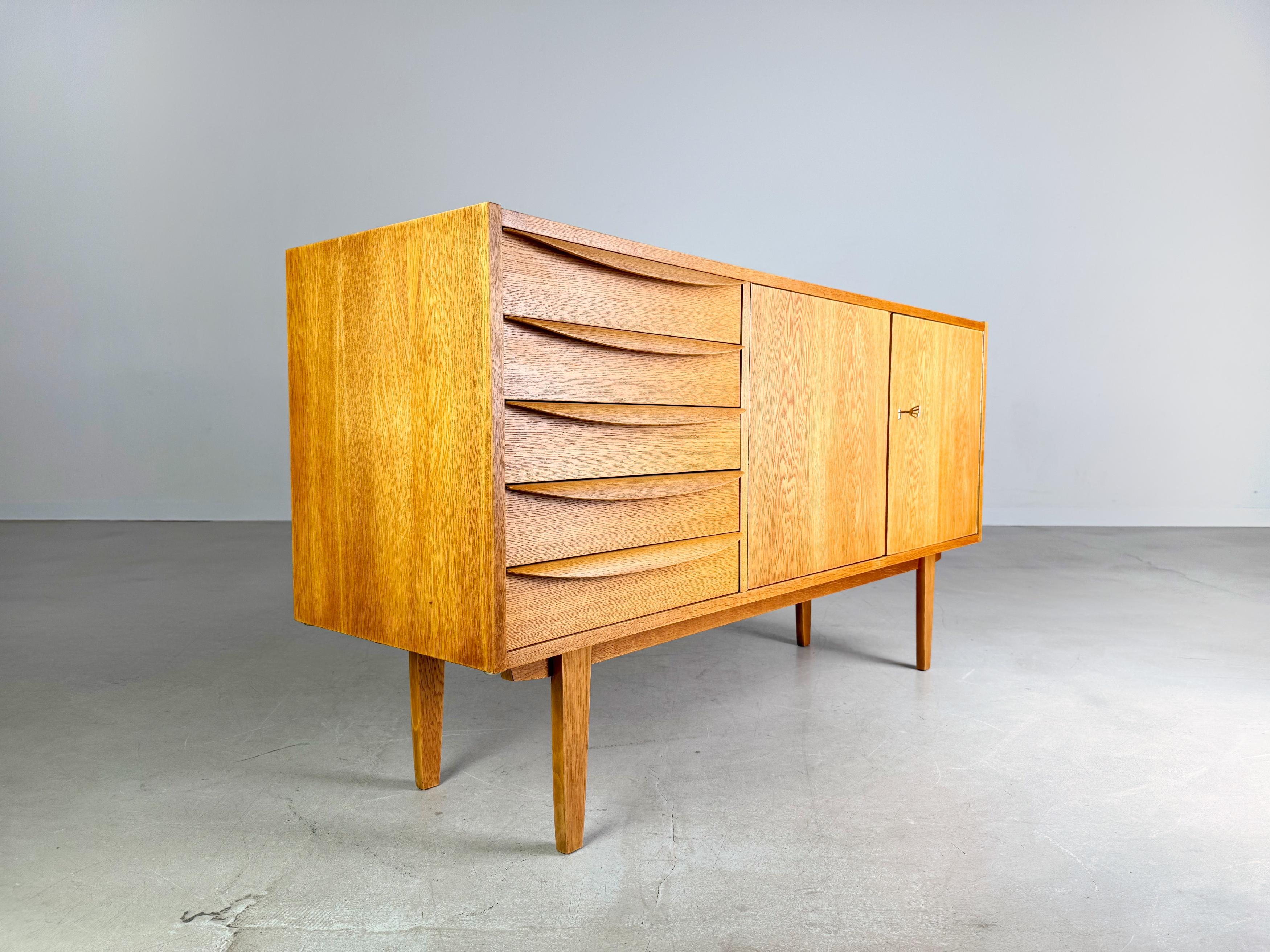 Mid-Century Modern VEB DW Hellerau Sideboard 602 Midcentury Franz Ehrlich Eiche For Sale