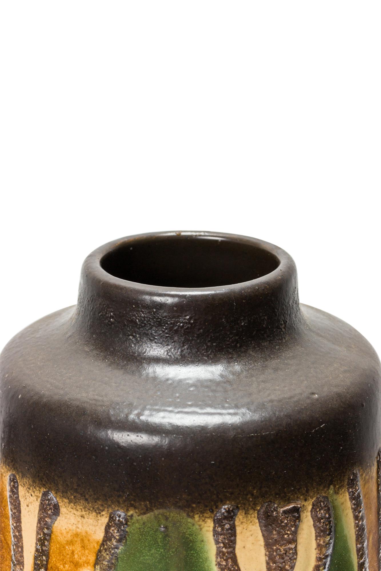 Vase allemand du milieu du siècle, de forme cylindrique, en céramique, avec un motif ondulé organique brun, vert et beige autour du corps, avec une bande de brun profond à la base et à l'embouchure. (VEB HALDENSLEBEN, numéroté en bas, 3045A).