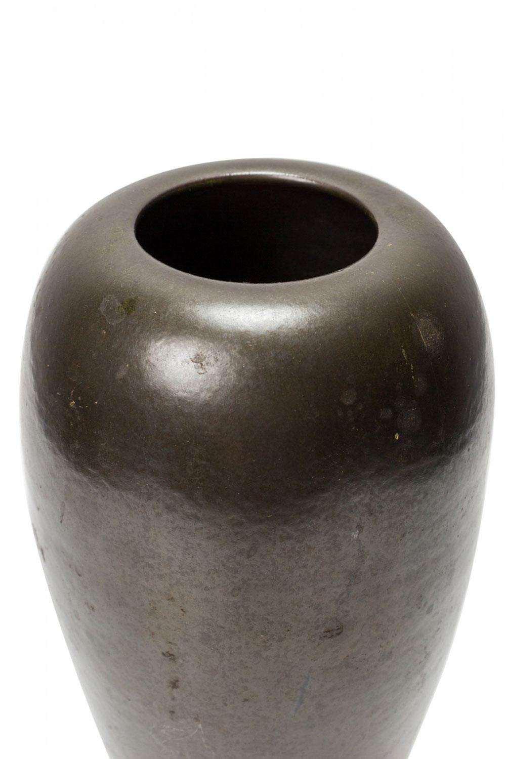 Vaso tedesco di metà secolo a forma di urna in ceramica con smalto grigio scuro riflettente. (VEB Kunstkeramik Friedrichroda, marchio sul fondo VEB KKF, forse Josef Hohler).