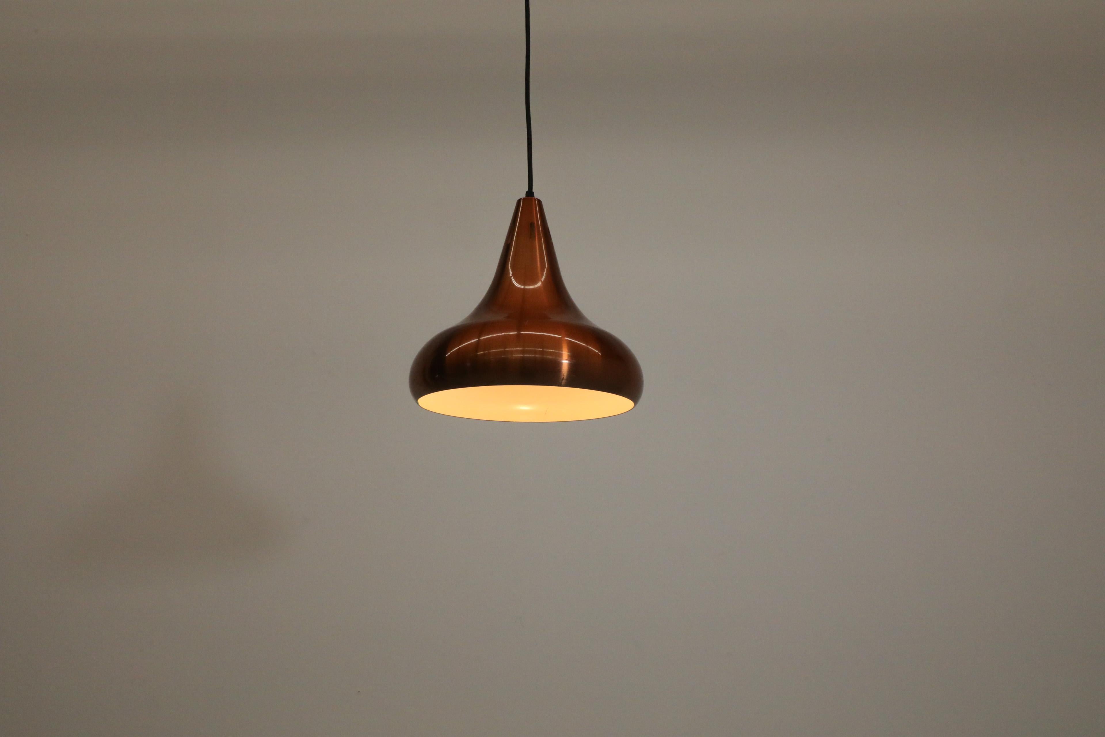 Mid-Century East German copper drop ceiling pendant by VEB Leuchtenbau, 1970s. 'VEB' or Volks Eigener Betrieb translates to Publicly-owned business and was the main legal form of industrial enterprise in communist East Germany. This Tom Dixon style