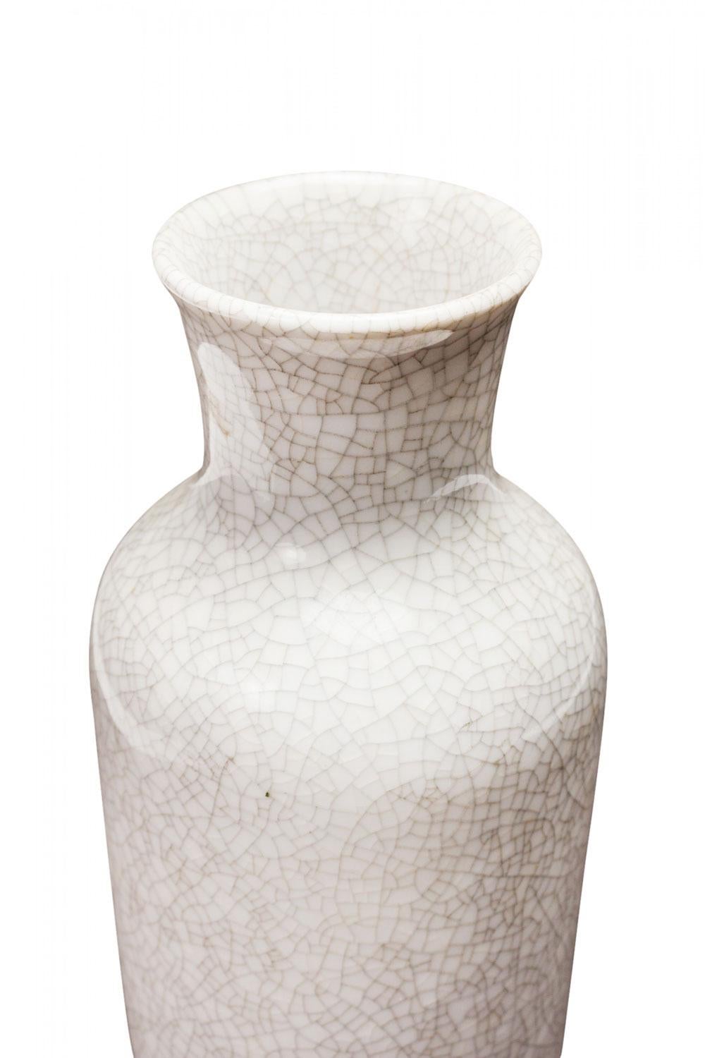 Vaso in ceramica della metà del secolo scorso di forma cilindrica, con apertura svasata e finitura bianca screpolata. (marchio sul fondo, LICHTE VEB)