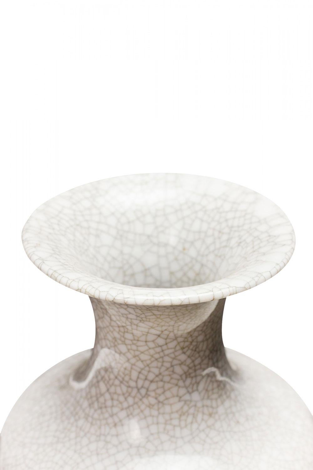 Vaso in ceramica della metà del secolo scorso dalla forma affusolata e arrotondata, con collo stretto e apertura svasata, rifinito con uno smalto bianco crepla. (marchio sul fondo, LICHTE VEB)