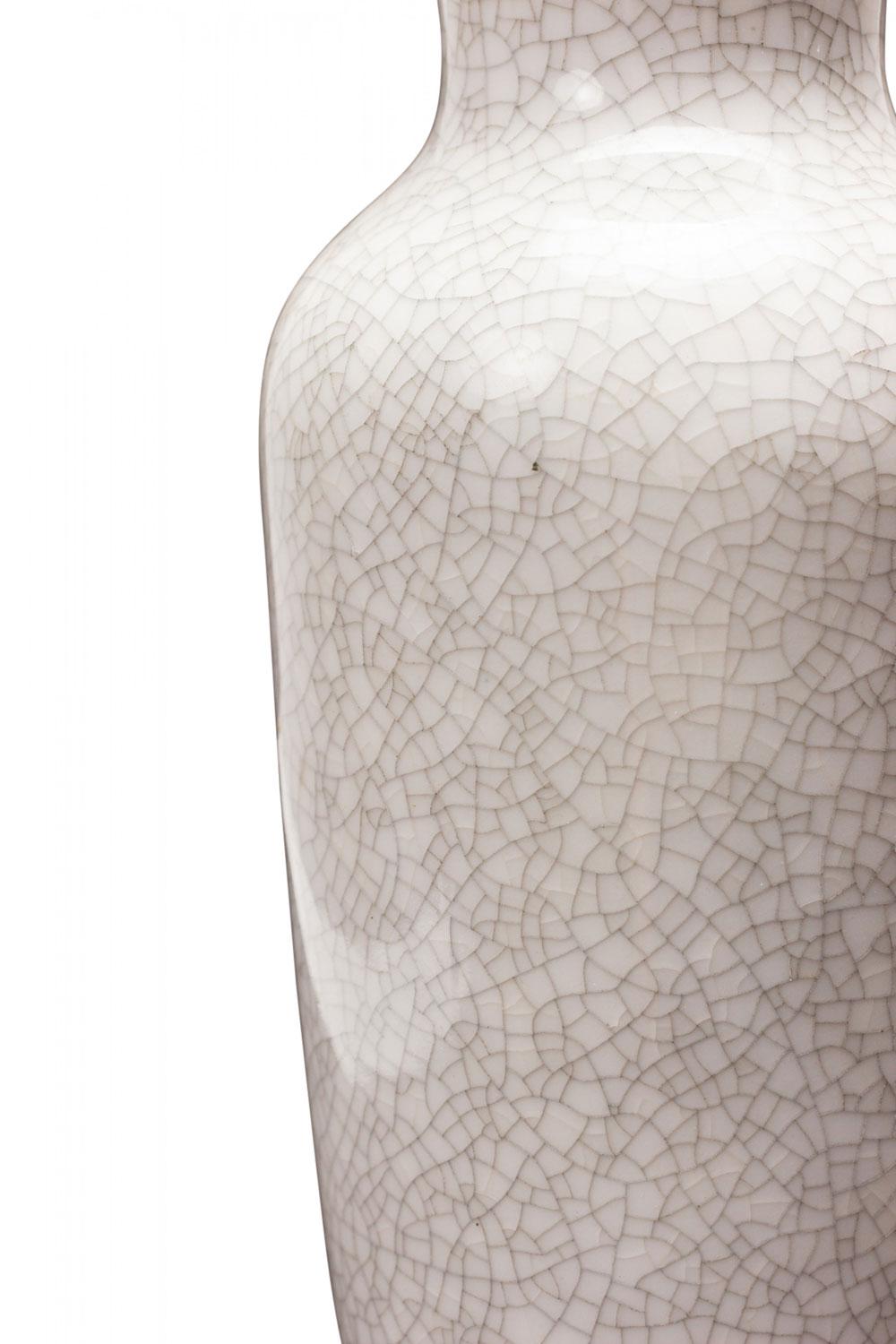 Mid-Century moderno VEB Lichte German Mid-Century White Crackle Glazed Ceramic Vase in vendita