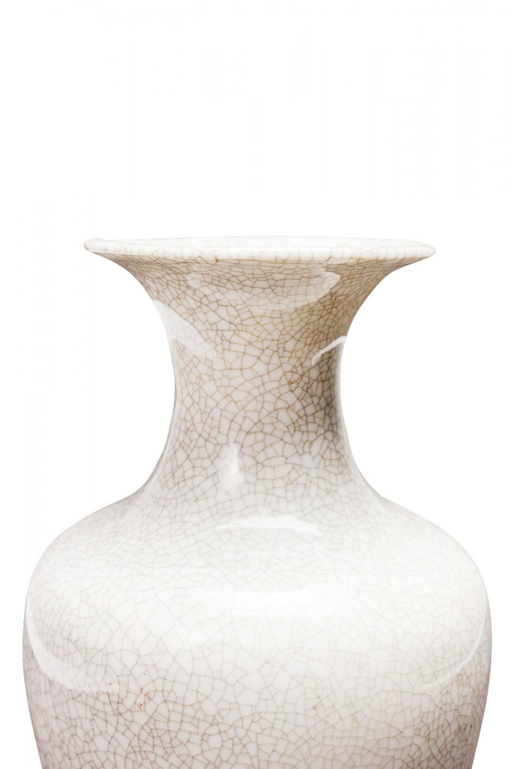 Mid-Century moderno VEB Lichte German Mid-Century White Crackle Glazed Ceramic Vase in vendita