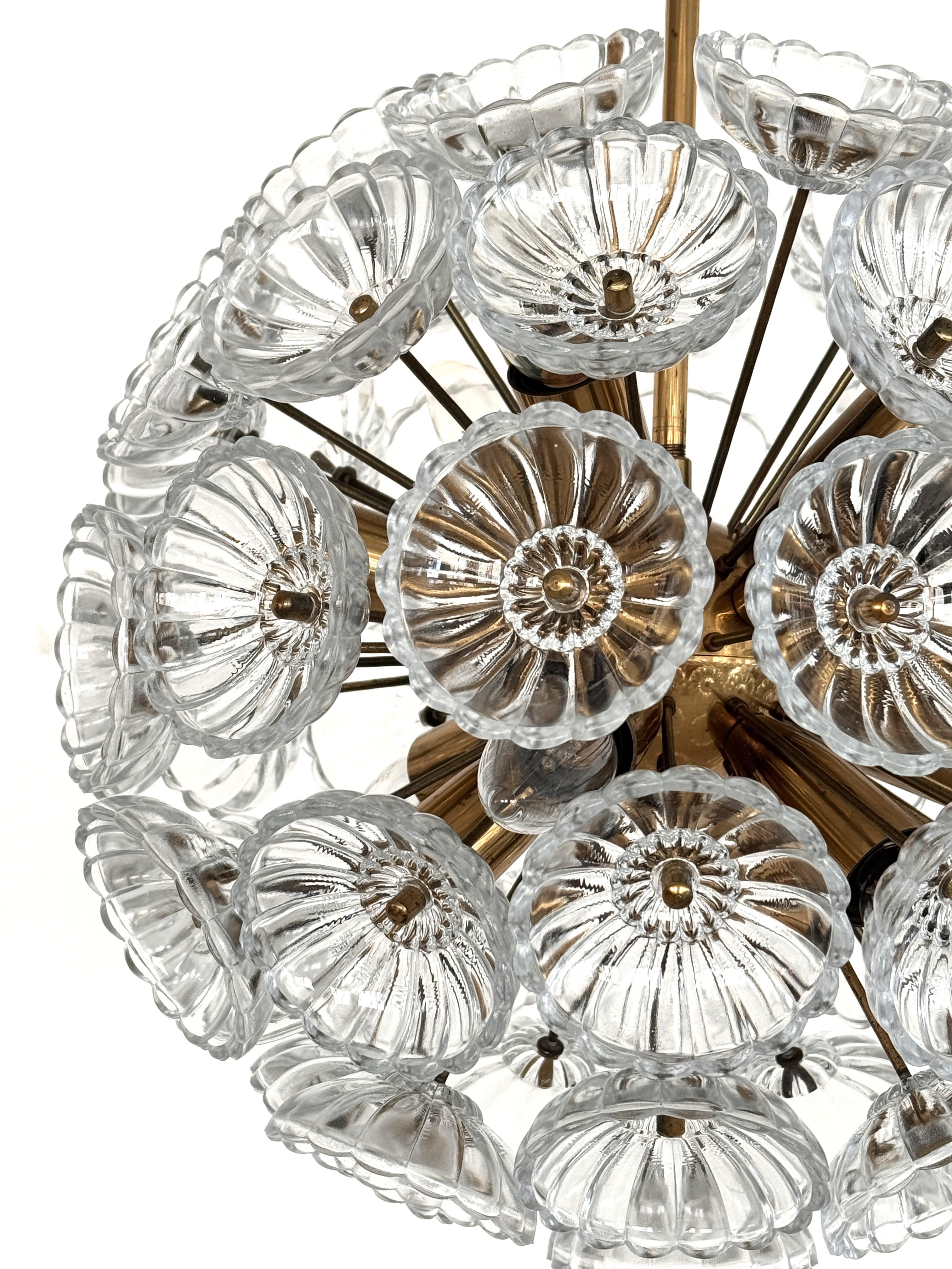 VEB Sputnik 'Dandelion' Chandelier Fleurs en verre et laiton, Allemagne 1960 en vente 2