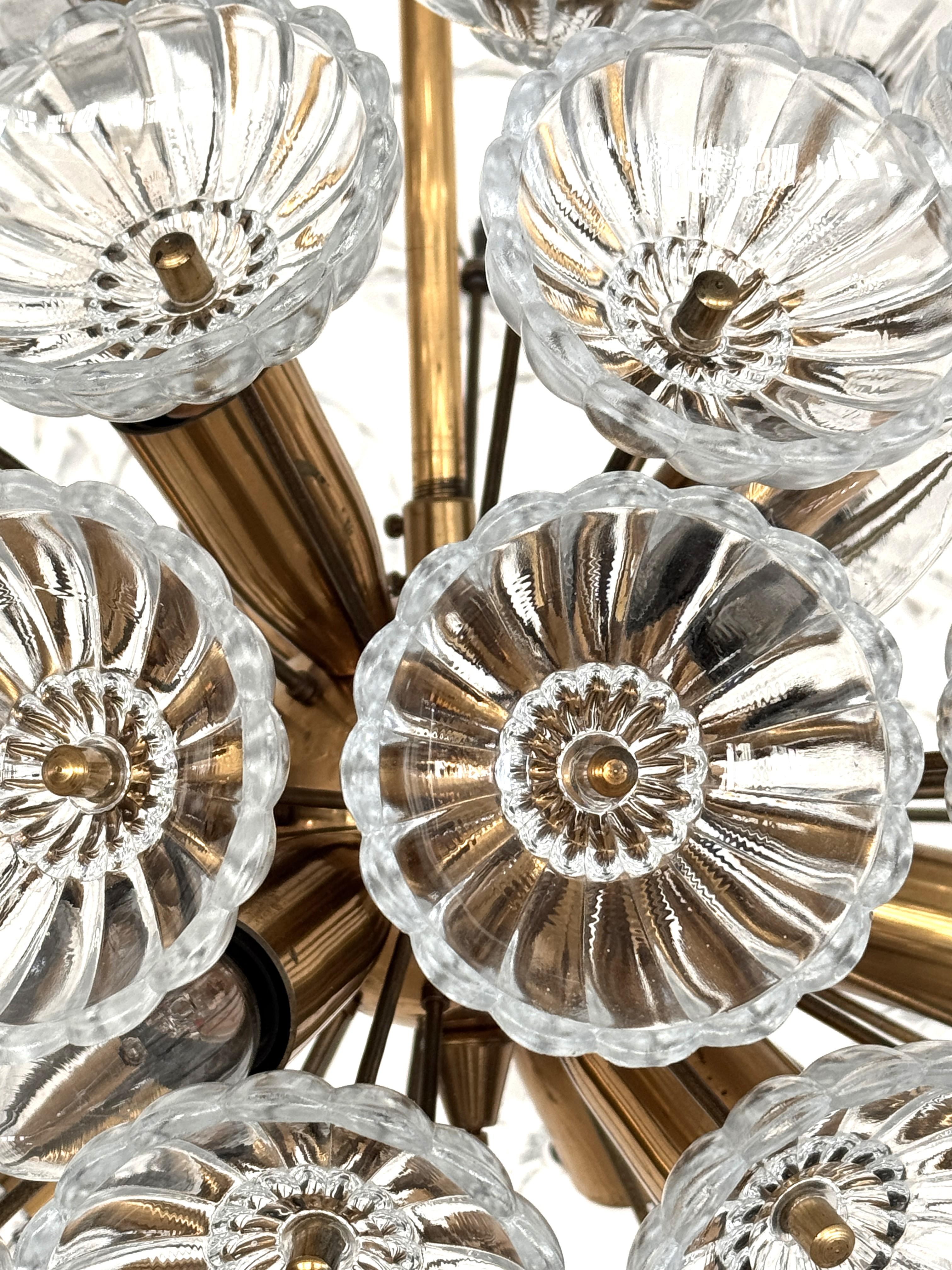 VEB Sputnik 'Dandelion' Chandelier Fleurs en verre et laiton, Allemagne 1960 en vente 3