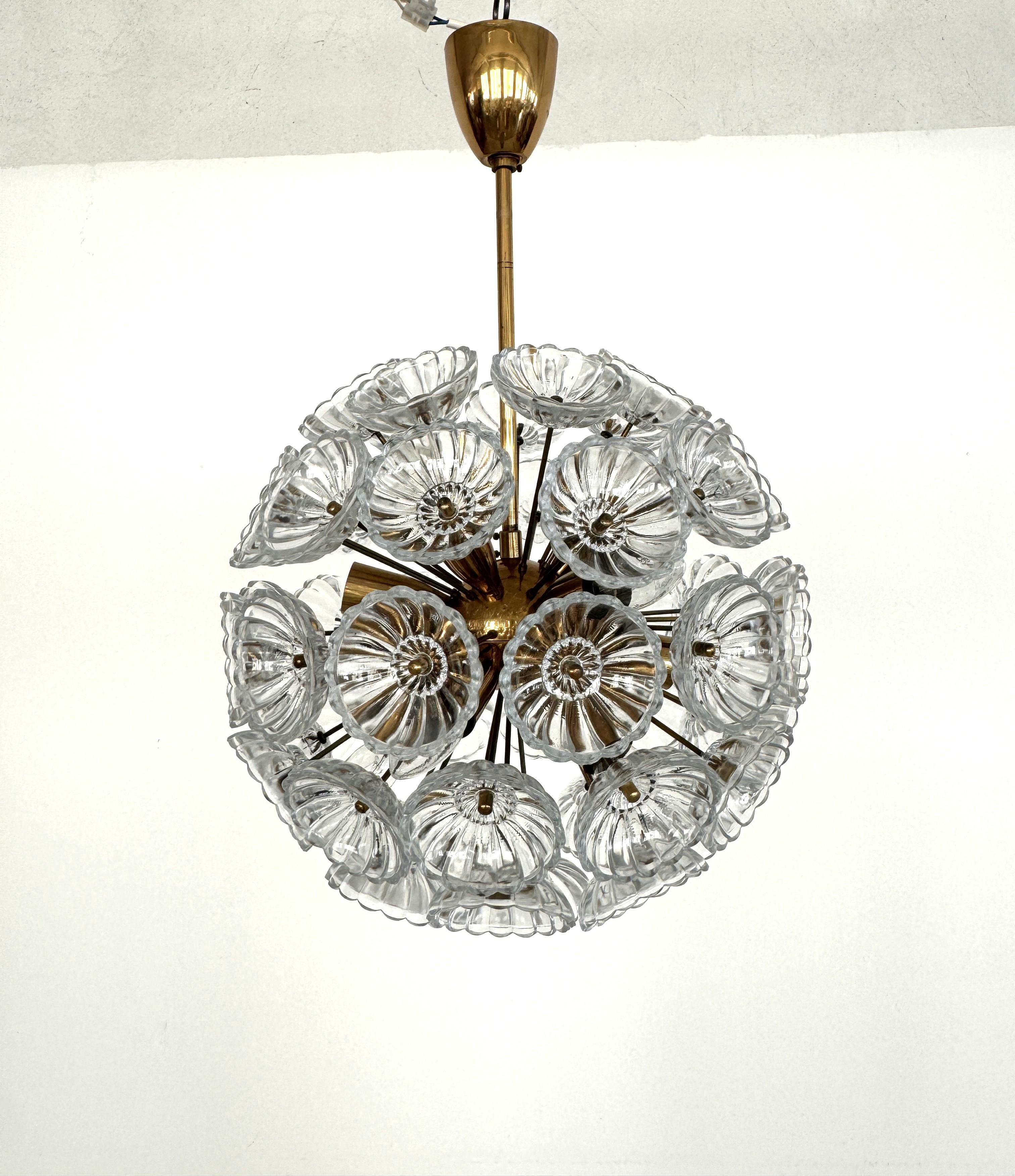 VEB Sputnik 'Dandelion' Chandelier Fleurs en verre et laiton, Allemagne 1960 en vente 4
