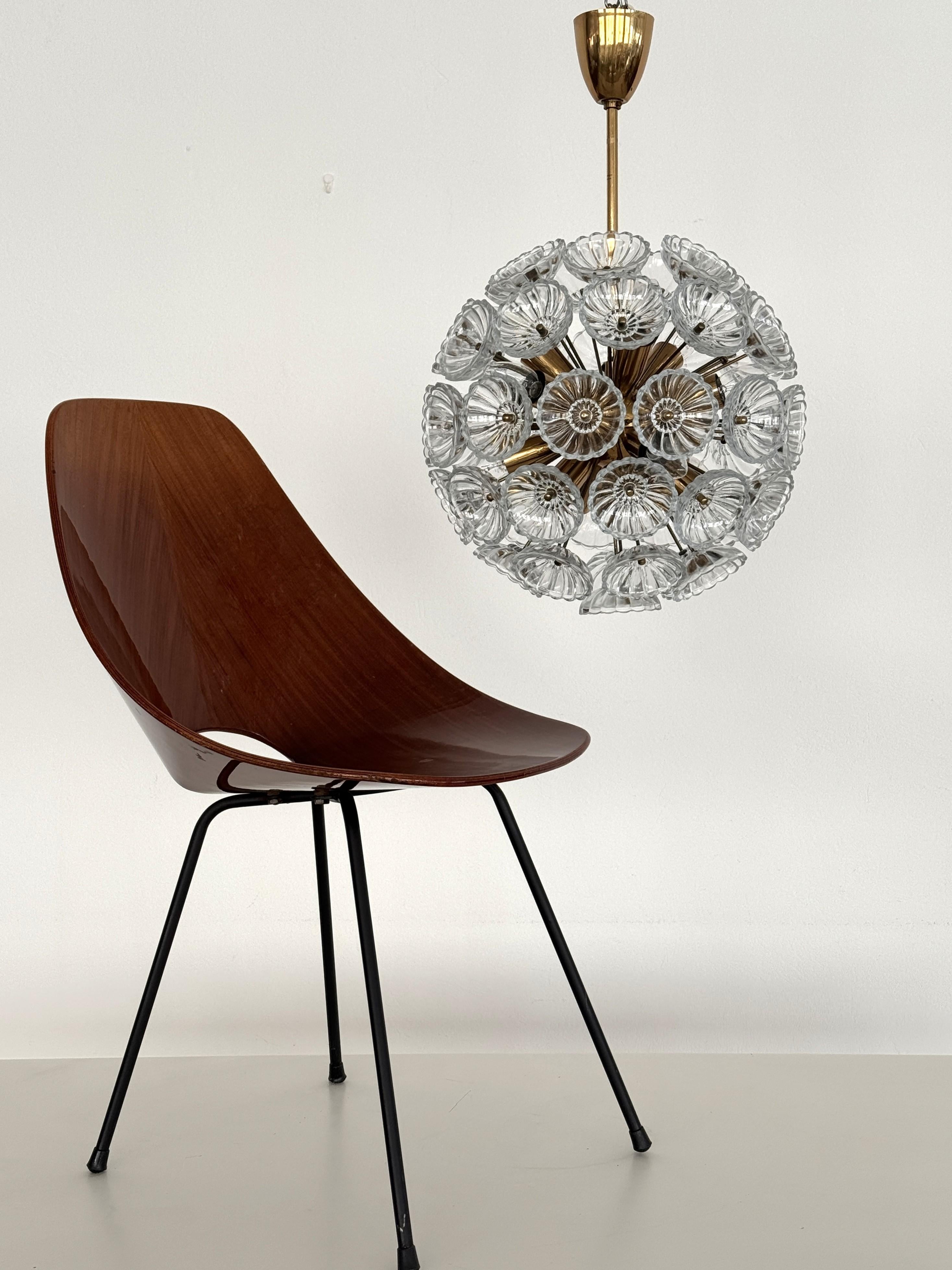 VEB Sputnik 'Dandelion' Chandelier Fleurs en verre et laiton, Allemagne 1960

Elegant lustre Sputnik 'Dandelion' avec 52 fleurs en verre sur une monture en laiton, conçu par Hermann Haack et fabriqué par VEB Leuchten, Allemagne, dans les années