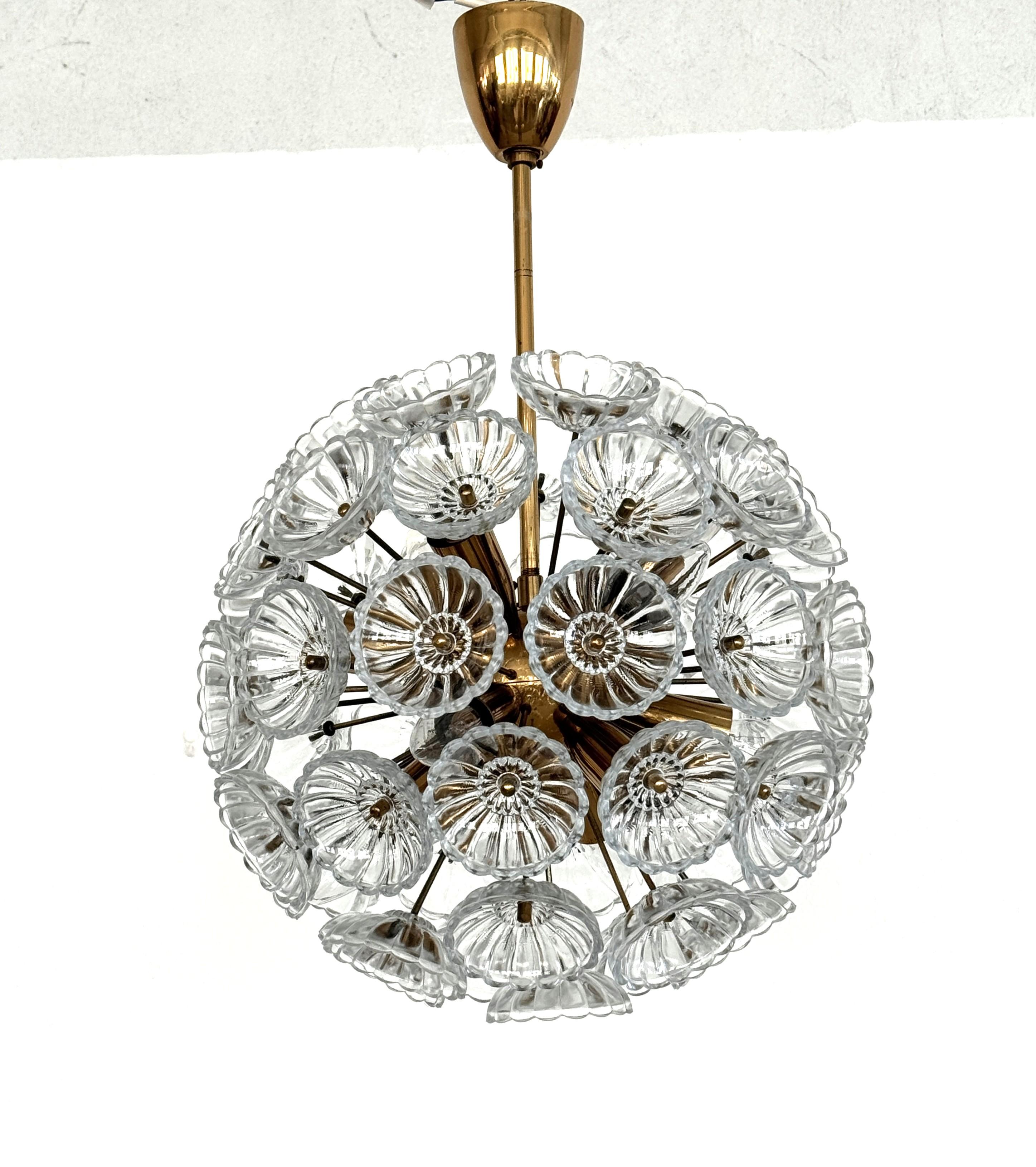 Mid-Century Modern VEB Sputnik 'Dandelion' Chandelier Fleurs en verre et laiton, Allemagne 1960 en vente