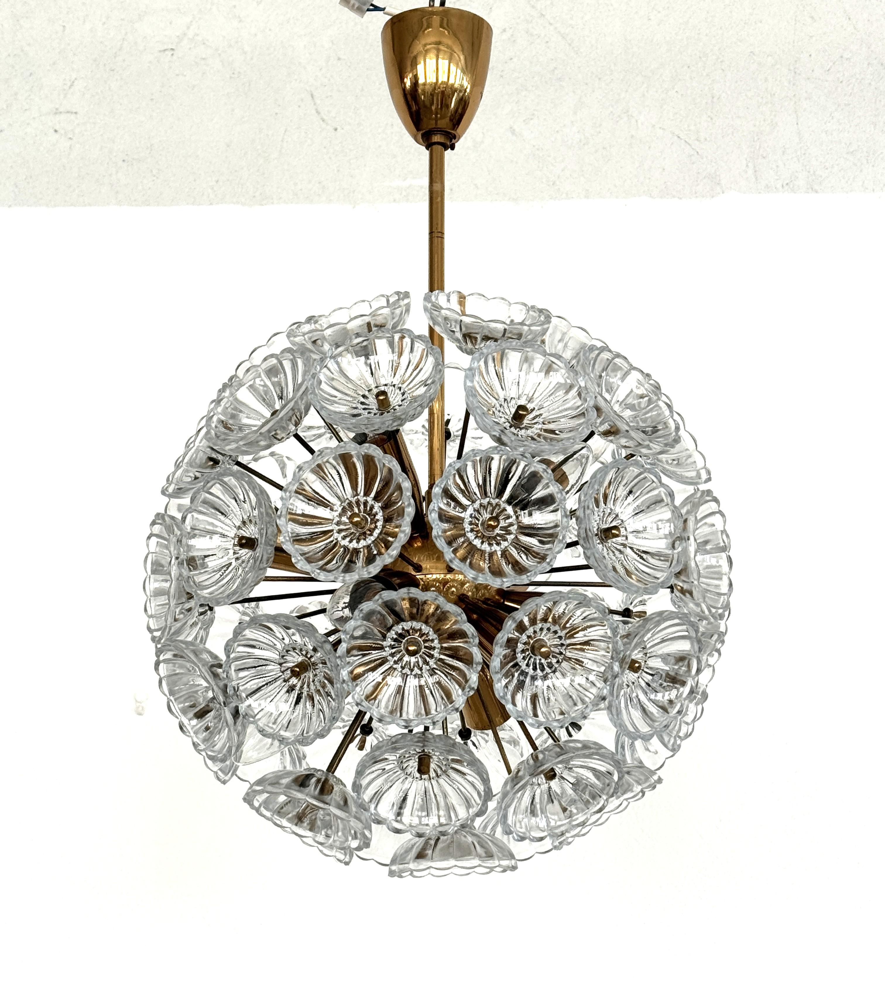 Allemand VEB Sputnik 'Dandelion' Chandelier Fleurs en verre et laiton, Allemagne 1960 en vente