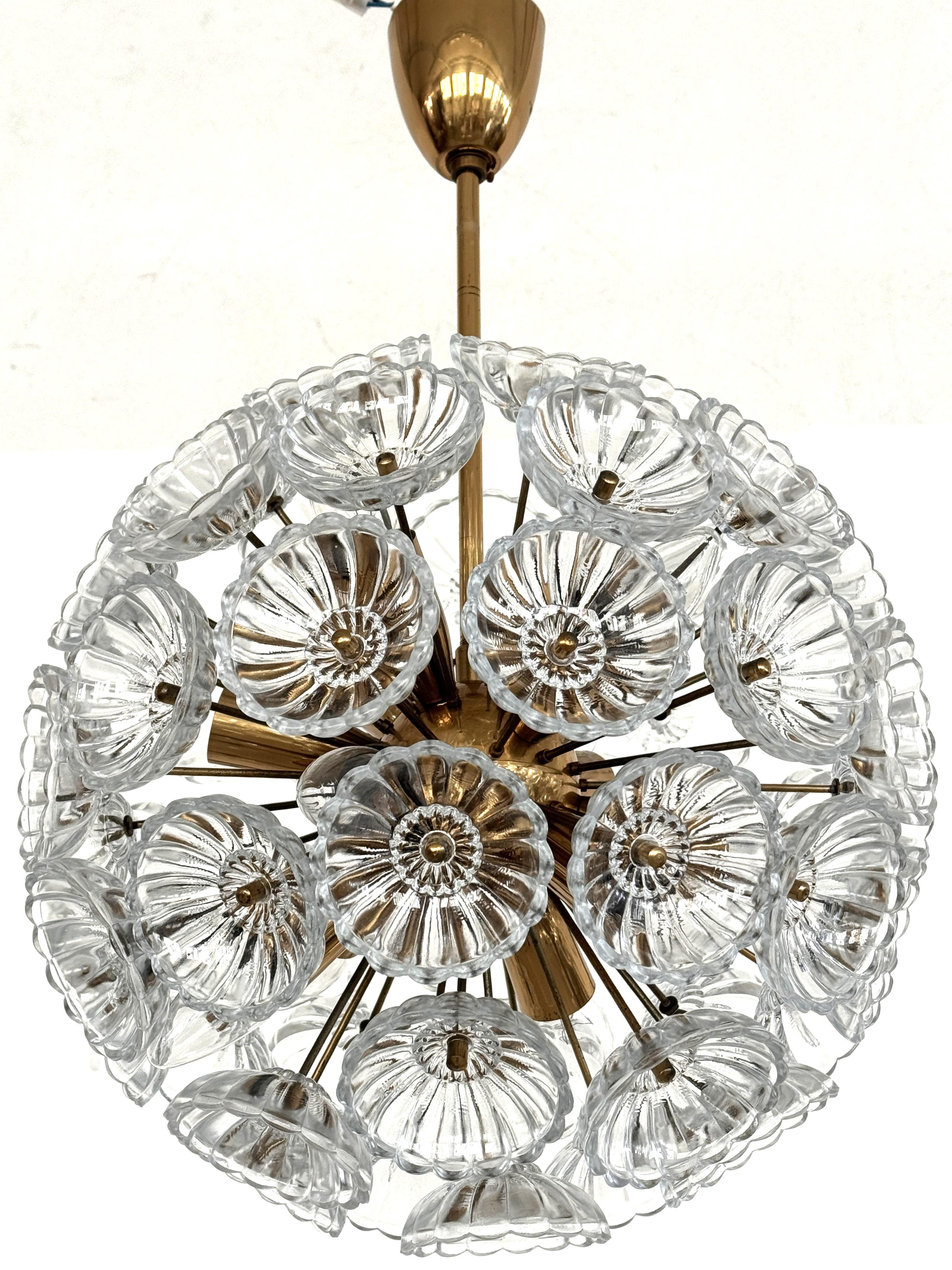 Fait main VEB Sputnik 'Dandelion' Chandelier Fleurs en verre et laiton, Allemagne 1960 en vente