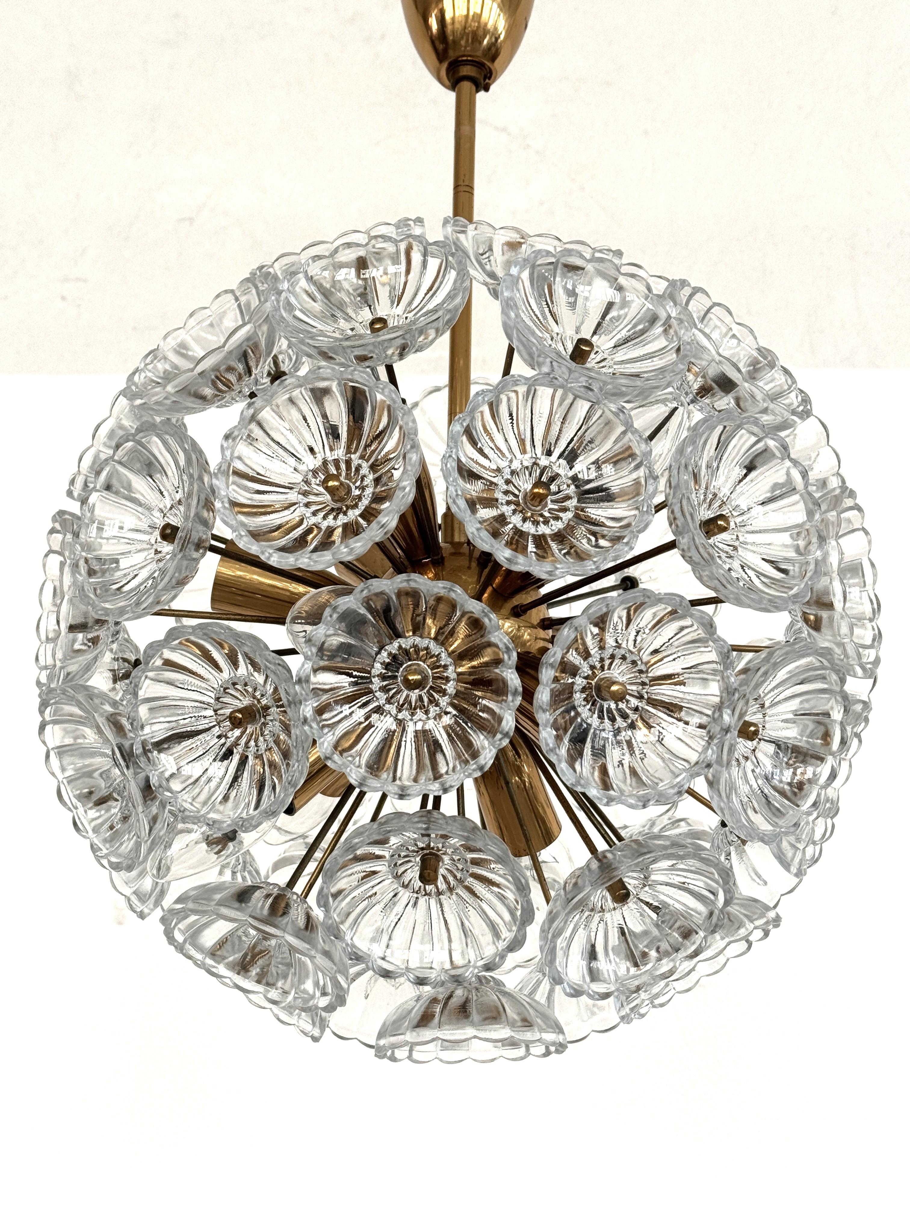 VEB Sputnik 'Dandelion' Chandelier Fleurs en verre et laiton, Allemagne 1960 Bon état - En vente à Morazzone, Varese