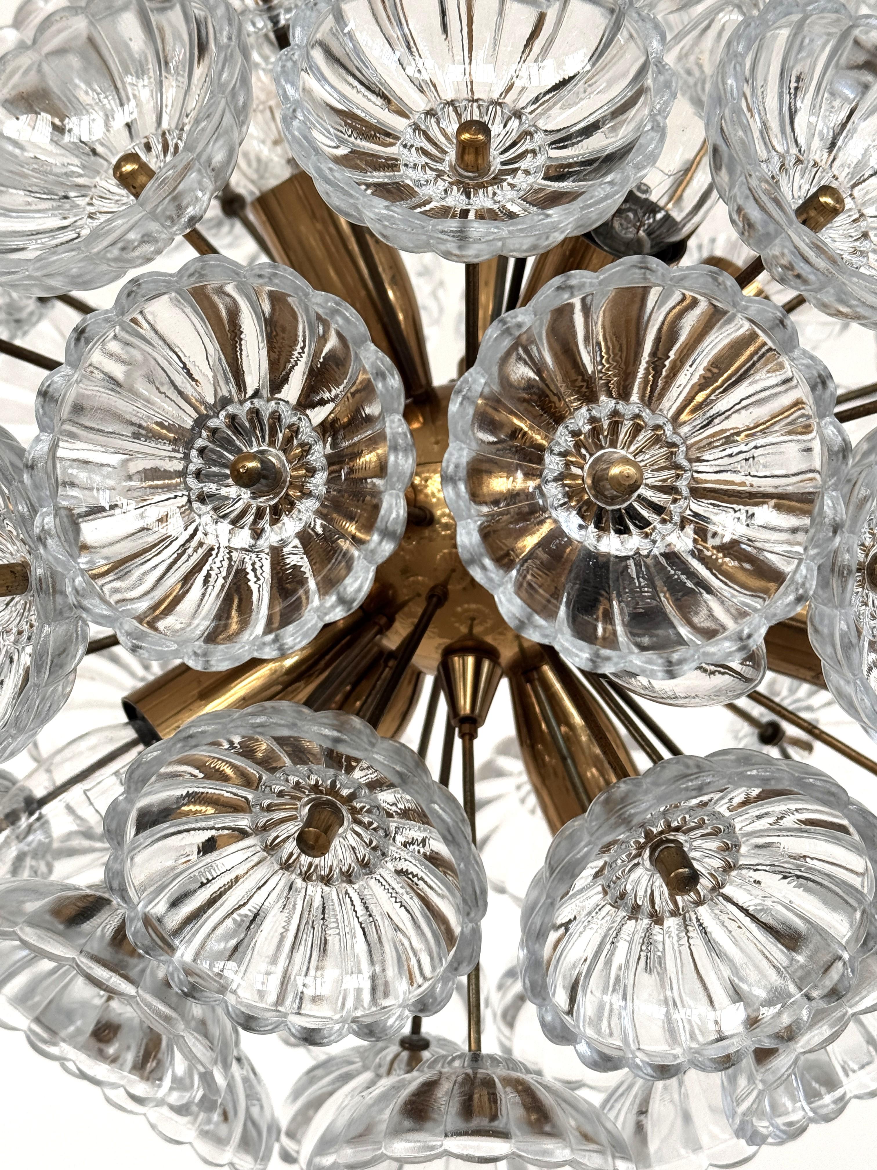 Milieu du XXe siècle VEB Sputnik 'Dandelion' Chandelier Fleurs en verre et laiton, Allemagne 1960 en vente