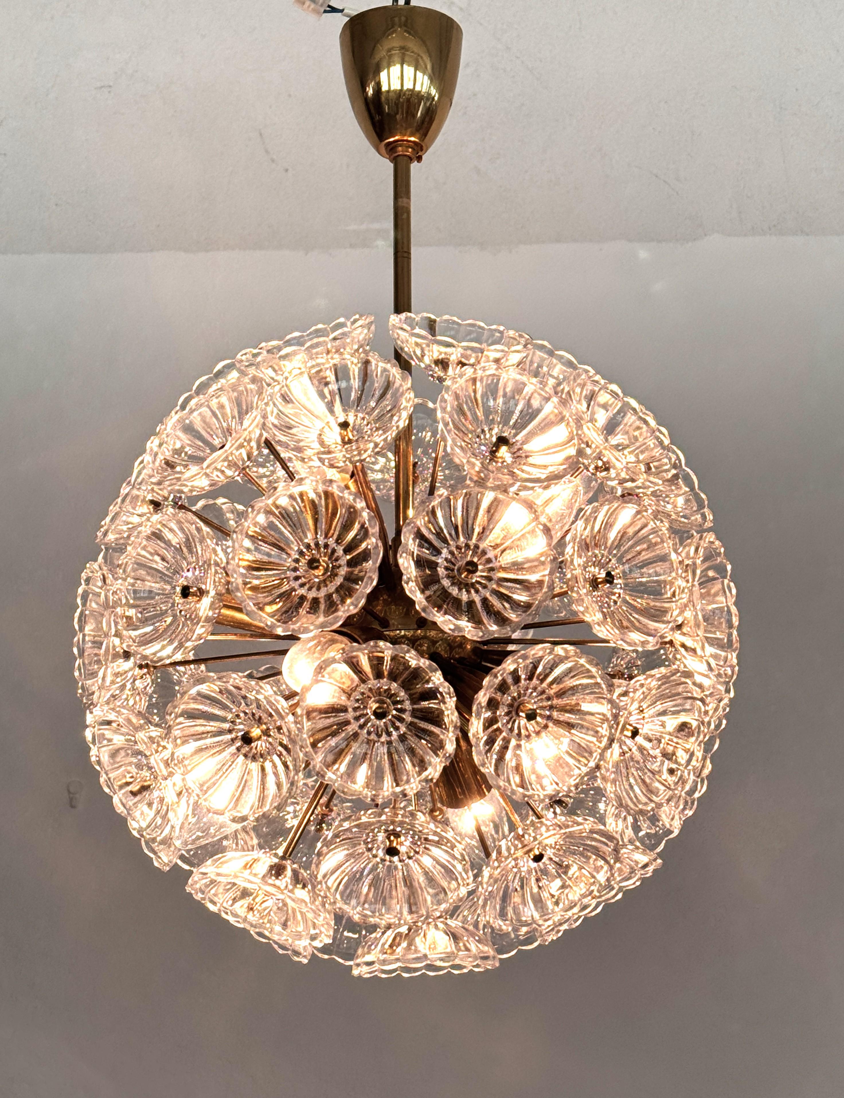 Laiton VEB Sputnik 'Dandelion' Chandelier Fleurs en verre et laiton, Allemagne 1960 en vente