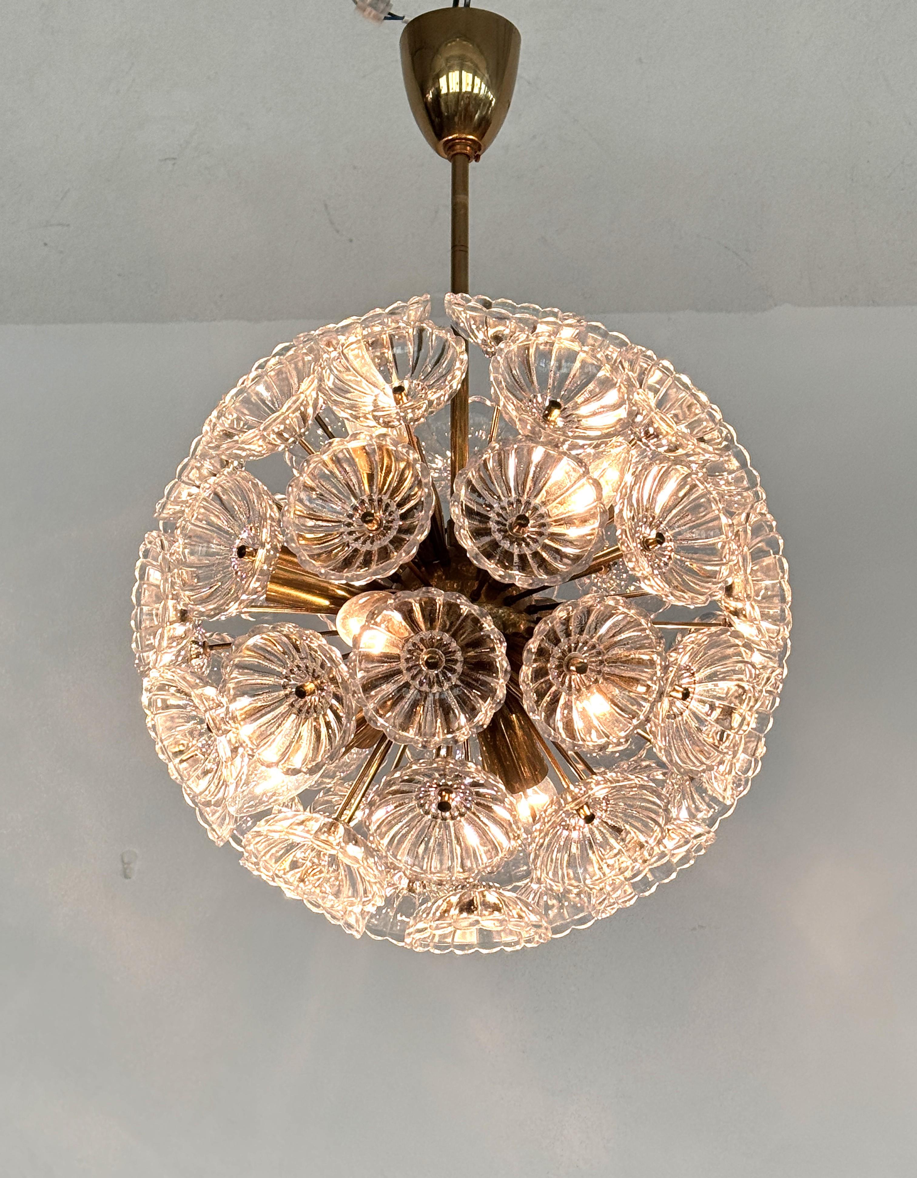 VEB Sputnik 'Dandelion' Chandelier Fleurs en verre et laiton, Allemagne 1960 en vente 1