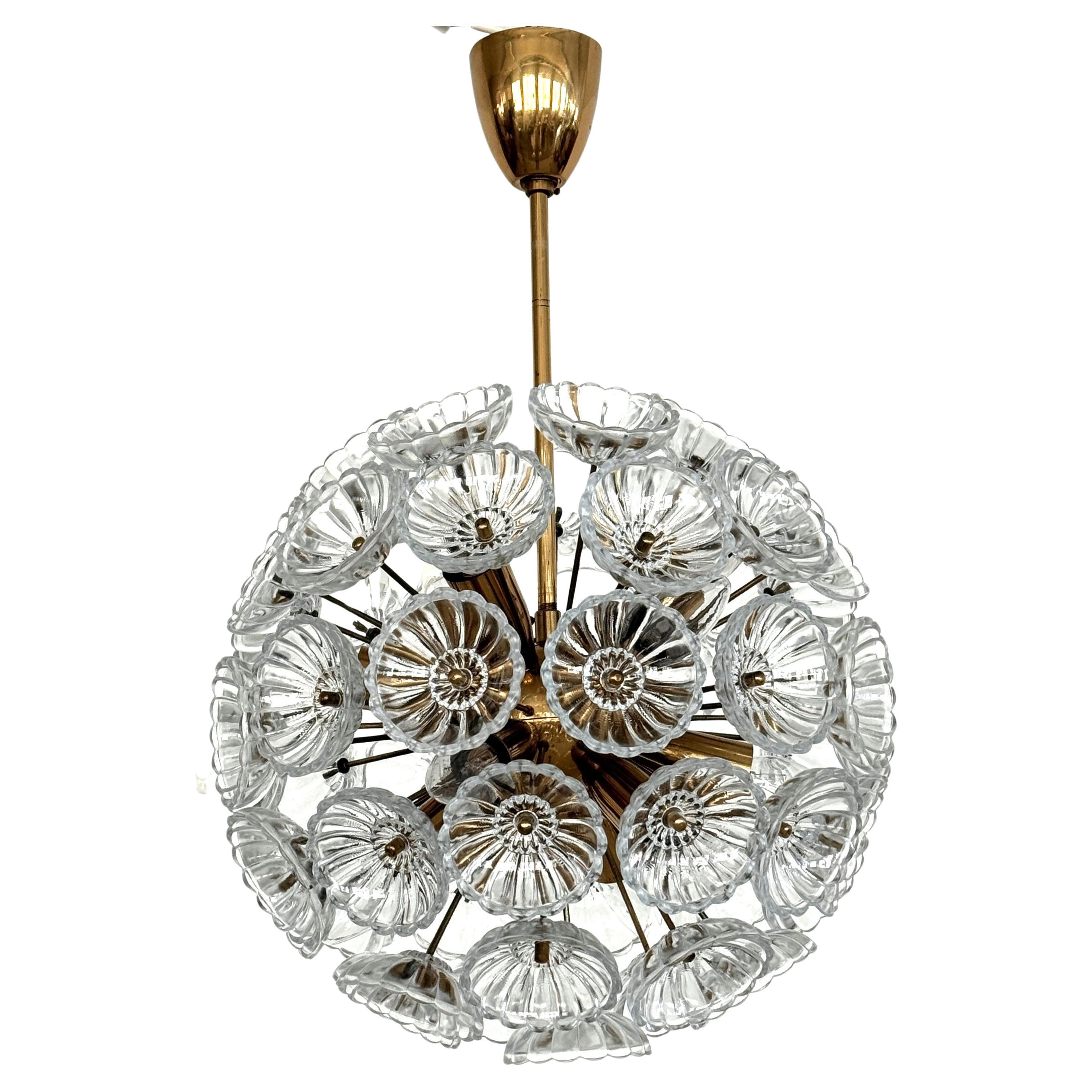 VEB Sputnik 'Dandelion' Chandelier Fleurs en verre et laiton, Allemagne 1960 en vente