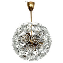 VEB Sputnik 'Dandelion' Chandelier Fleurs en verre et laiton, Allemagne 1960 VEB Sputnik 'Dandelion' Chandelier Fleurs en verre et laiton, Allemagne 1960