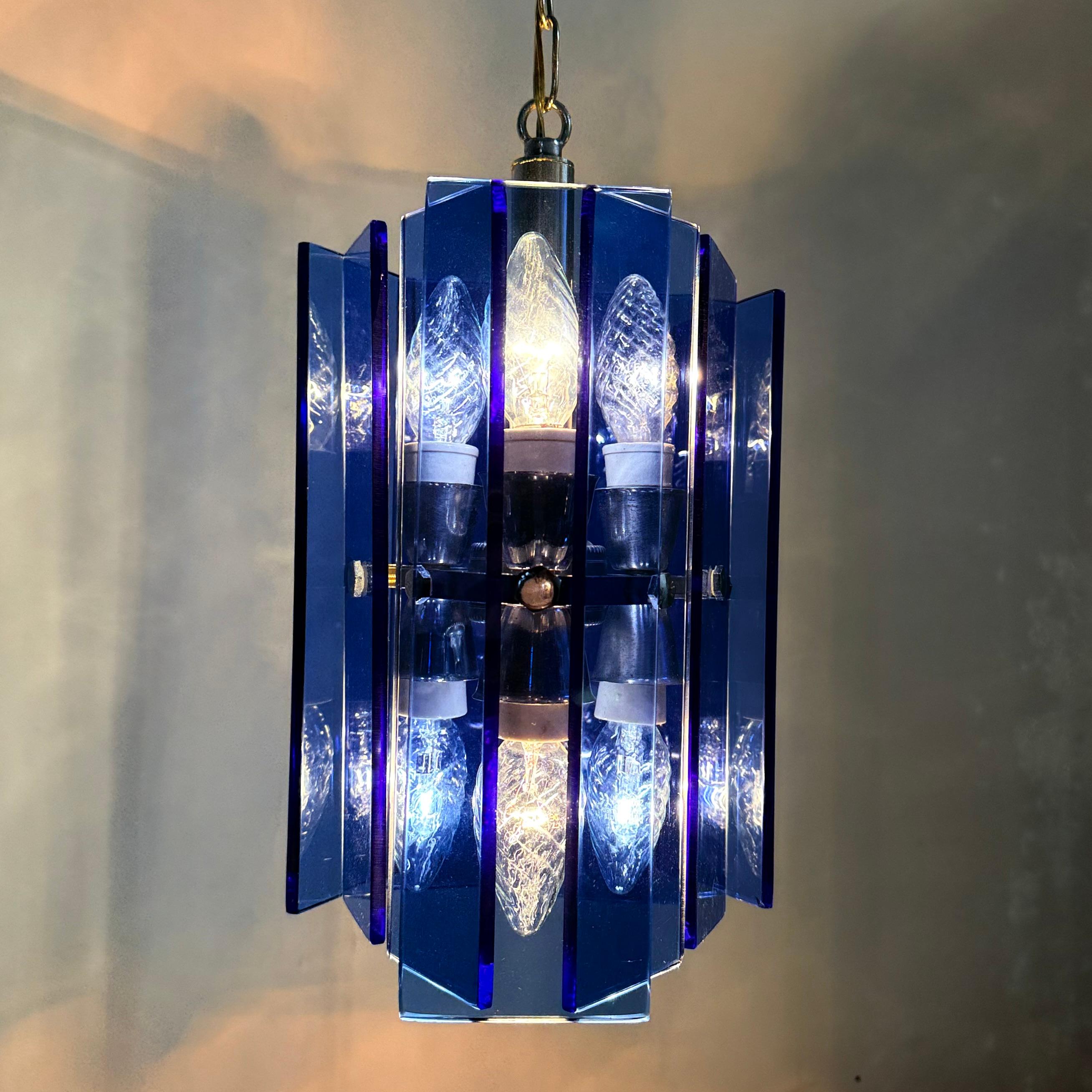 Lampada a sospensione in vetro blu Veca, Italia anni '70

Dimensioni: 97,5 cm di altezza, 27 cm di altezza, 20 cm di diametro
Condit: Buono, il vetro presenta alcune scheggiature