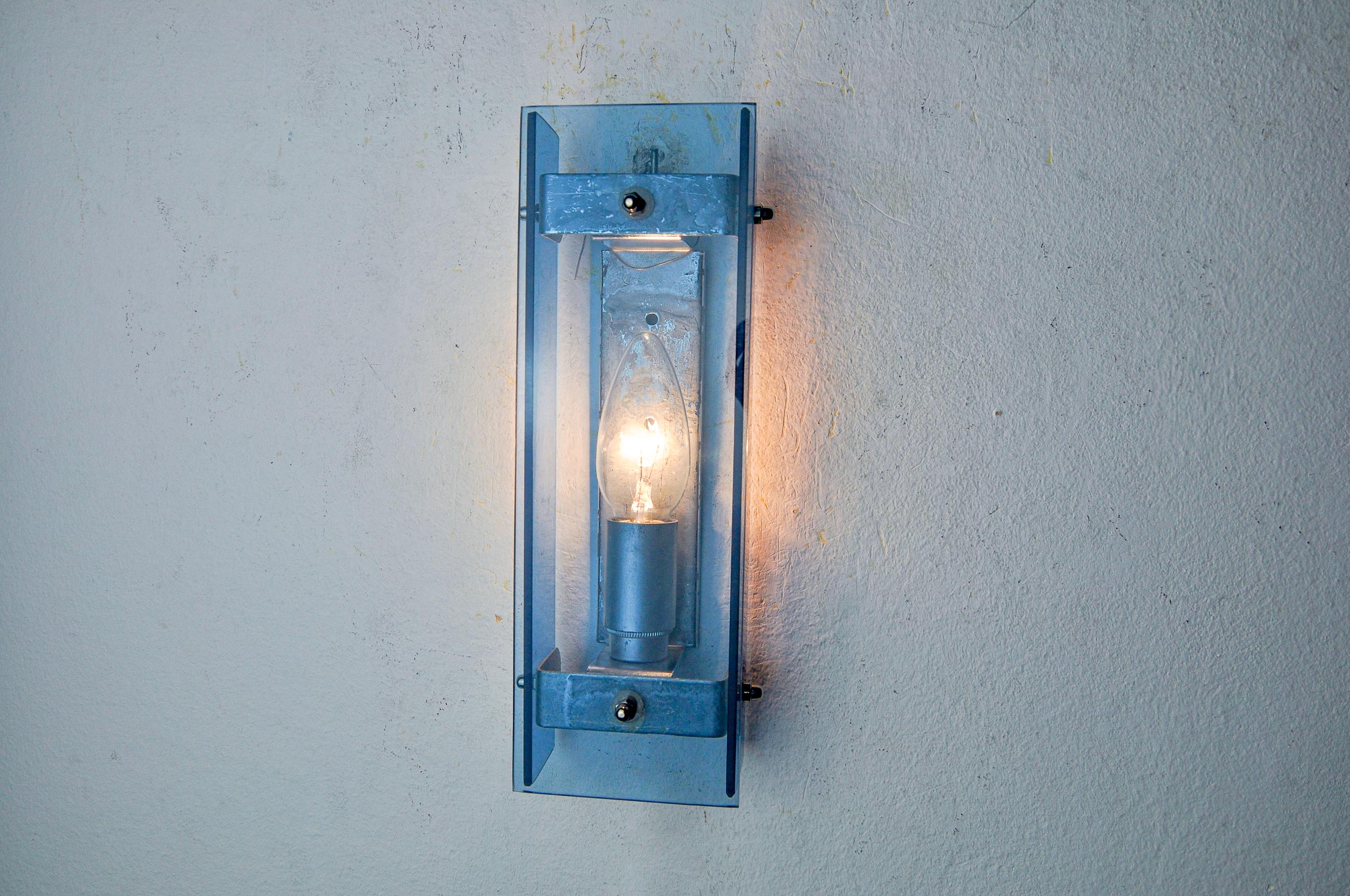 Bellissima lampada da parete Veca prodotta in Italia negli anni '70. Lampada da parete composta da lastre di vetro blu smussato e struttura cromata. Un oggetto unico che illuminerà meravigliosamente e darà un vero tocco di design ai tuoi interni.