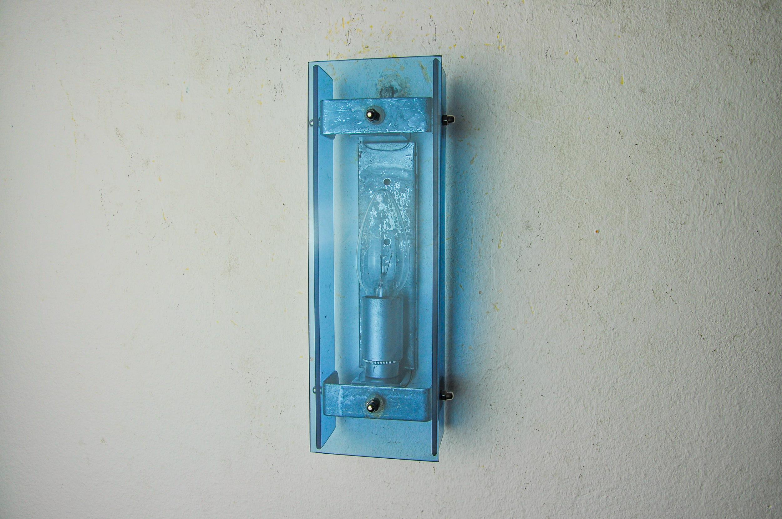 Hollywood Regency Lampada da parete Veca blu, vetro smussato, Italia 1970 in vendita