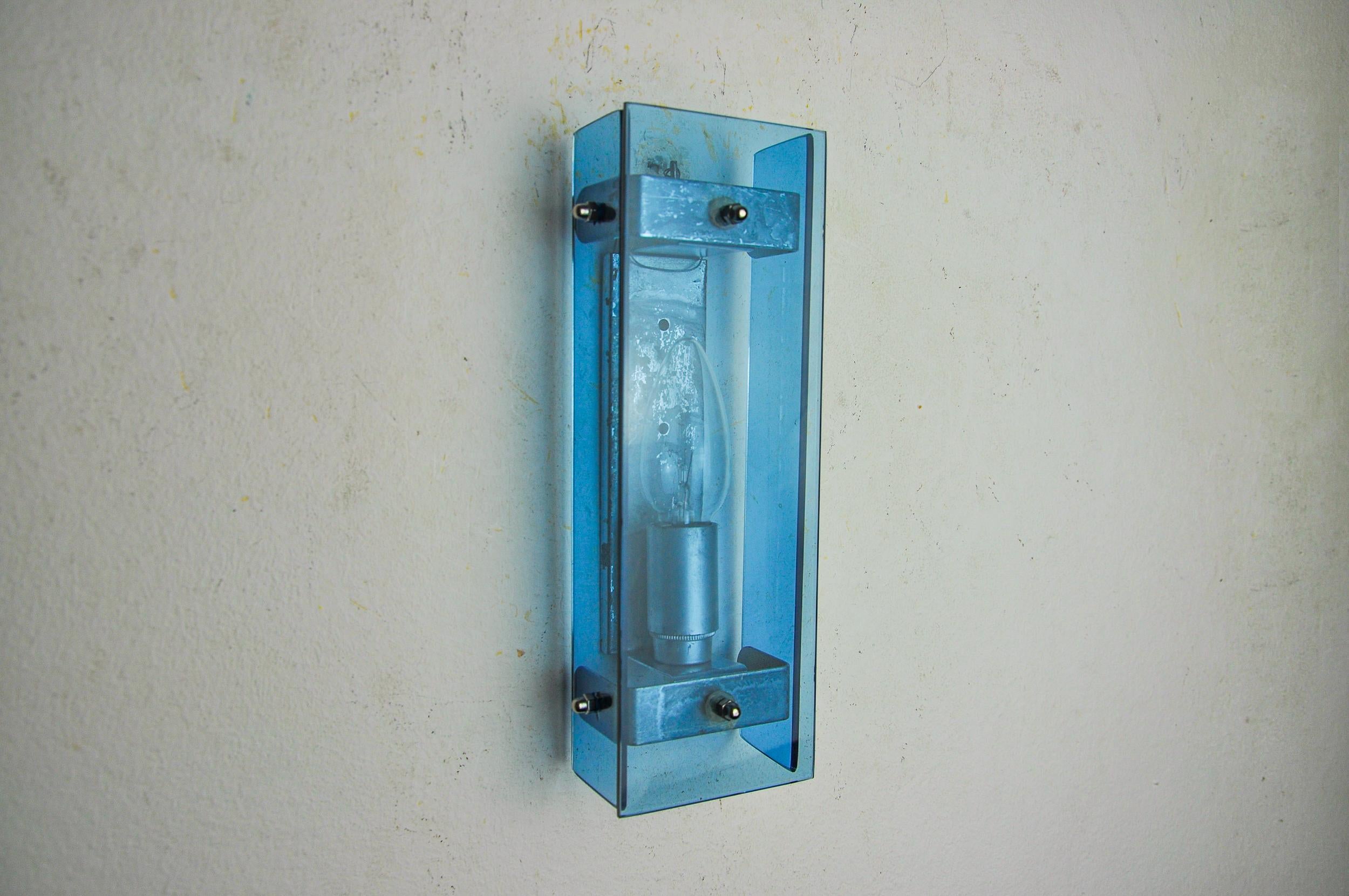 Italiano Lampada da parete Veca blu, vetro smussato, Italia 1970 in vendita