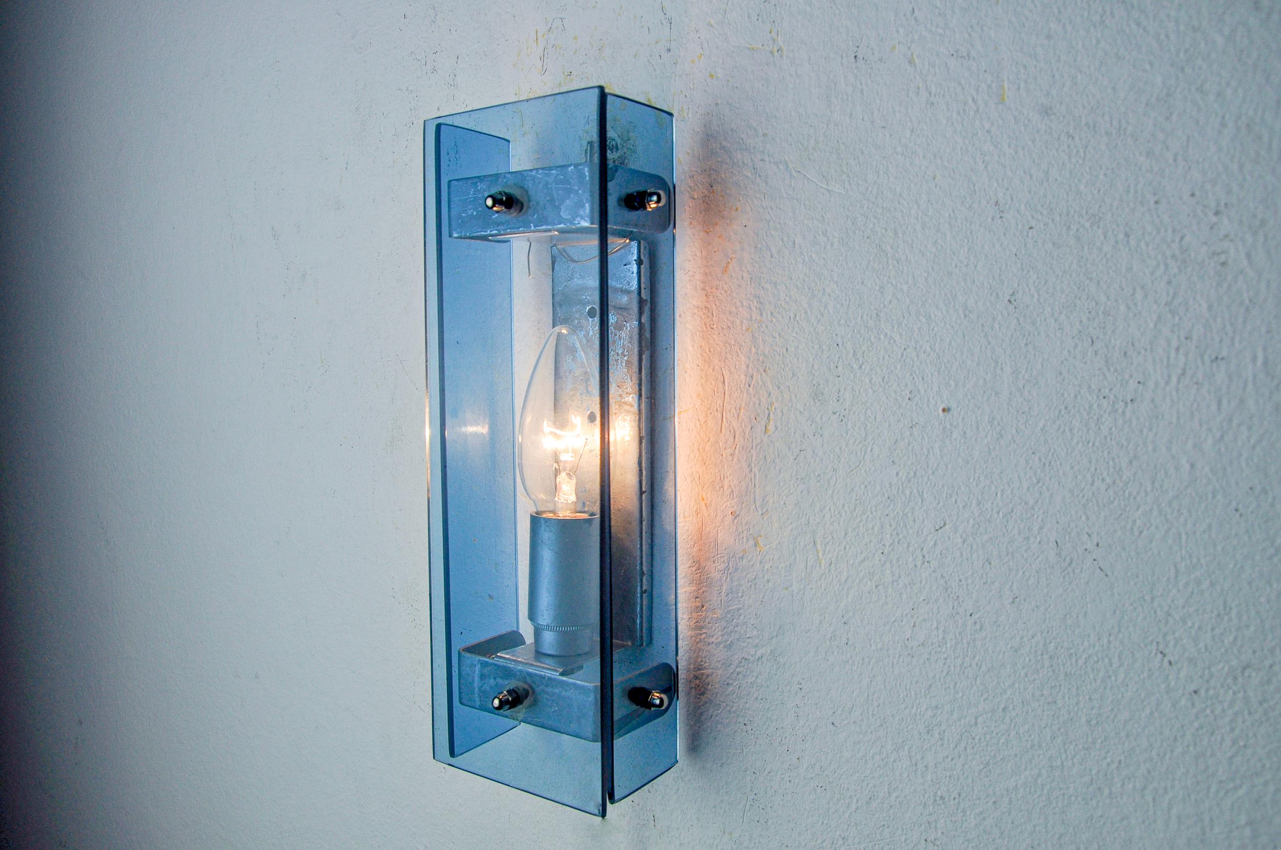 Lampada da parete Veca blu, vetro smussato, Italia 1970 In condizioni buone in vendita a BARCELONA, ES