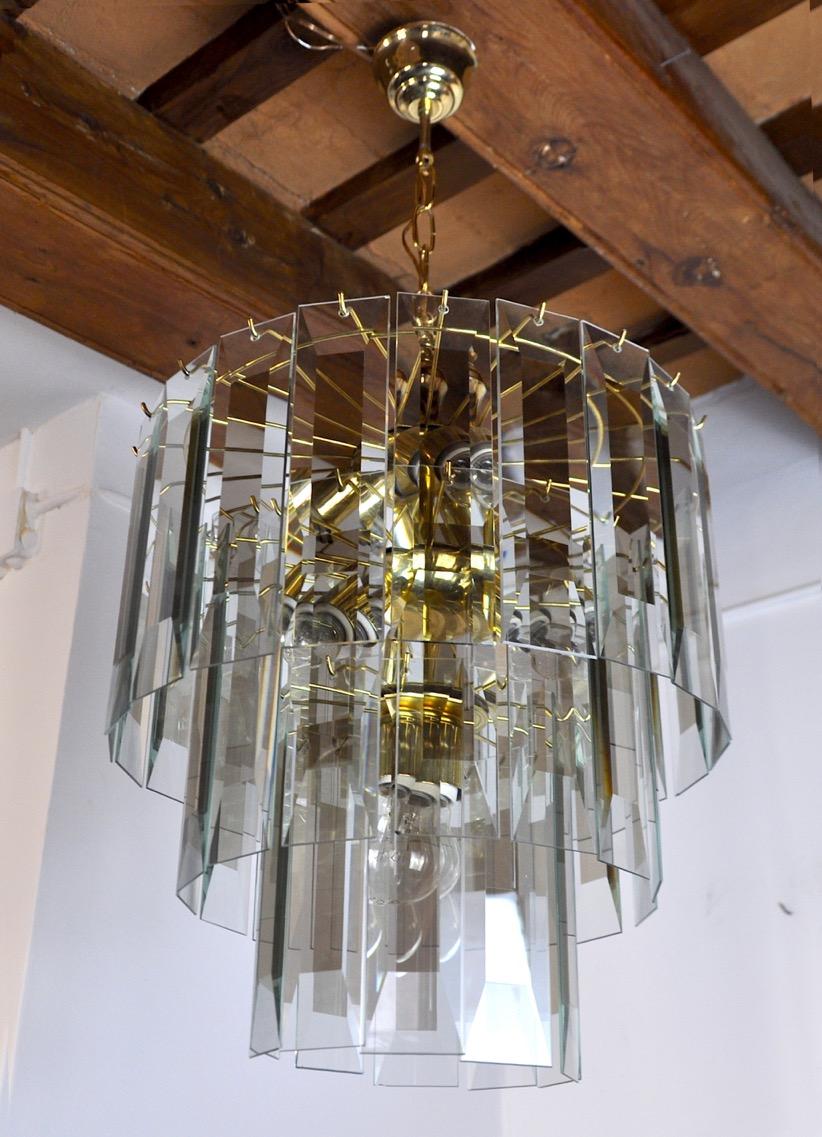 Super and rare veca chandelier, designed and produced in Italy in the 1970s. This chandelier is composed of cut crystals in smoked glass spread over 3 levels. Unique object that will illuminate wonderfully and bring a real design touch to your