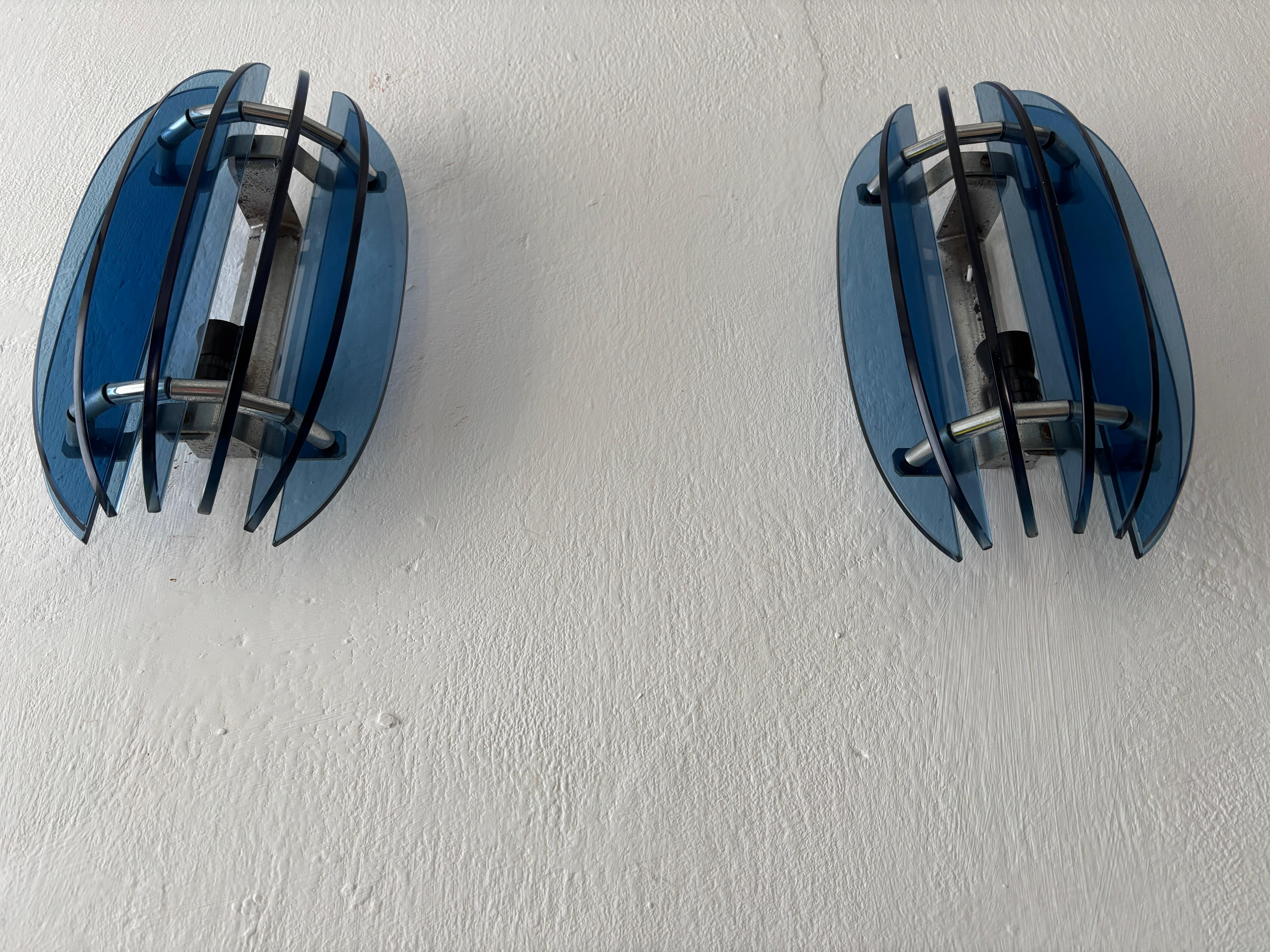 Carcasa de 1 luz cada una. Se recablearán con enchufes certificados UL US para EEUU y enchufes adecuados para el resto del mundo. Cristal de Murano azul cobalto con trasera cromada.  Picaduras en el cromo como se muestra.  Recableado y listo para