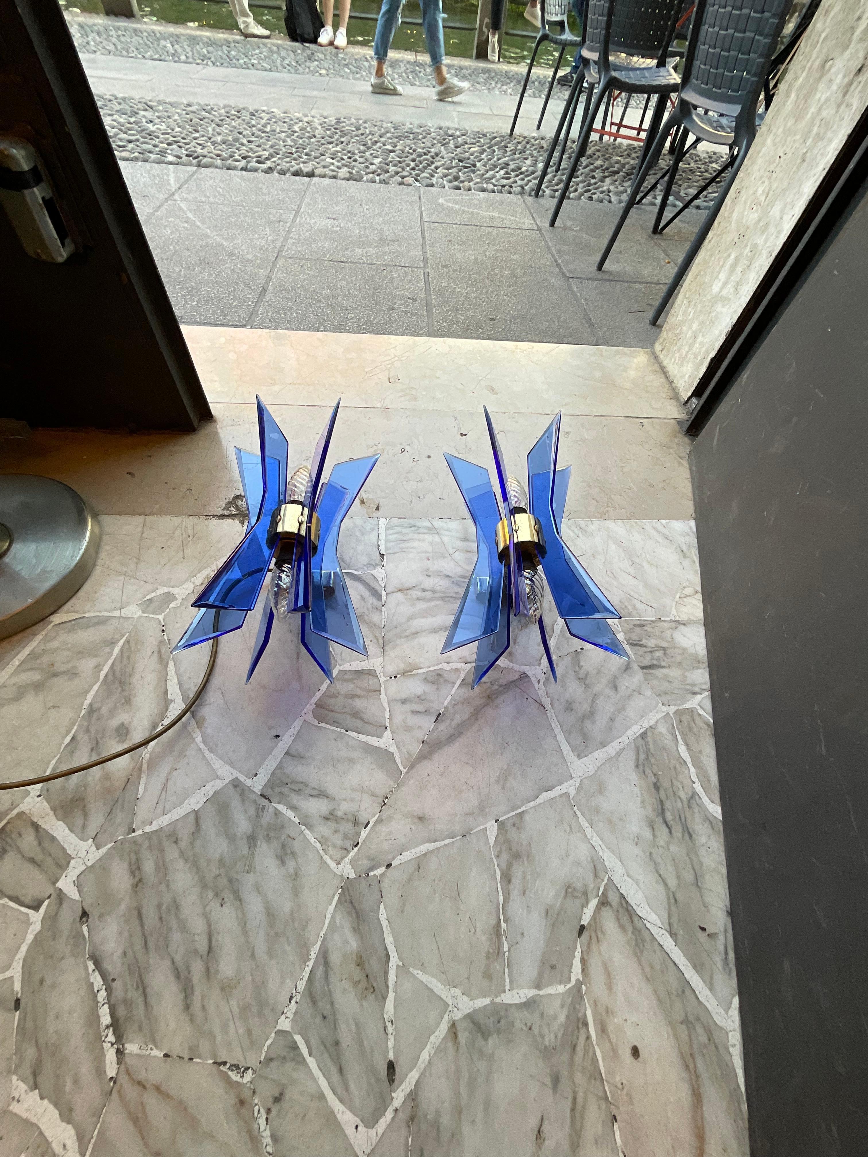 VECA - Coppia di appliques in vetro molato blu, e ottone, un modello di appliques dei più belli della VECA, sia per la lavorazione dei vetri e ottoni, che per il modello stesso.
Il s'agit d'originaux des années 60, en parfait état et fonctionnels.