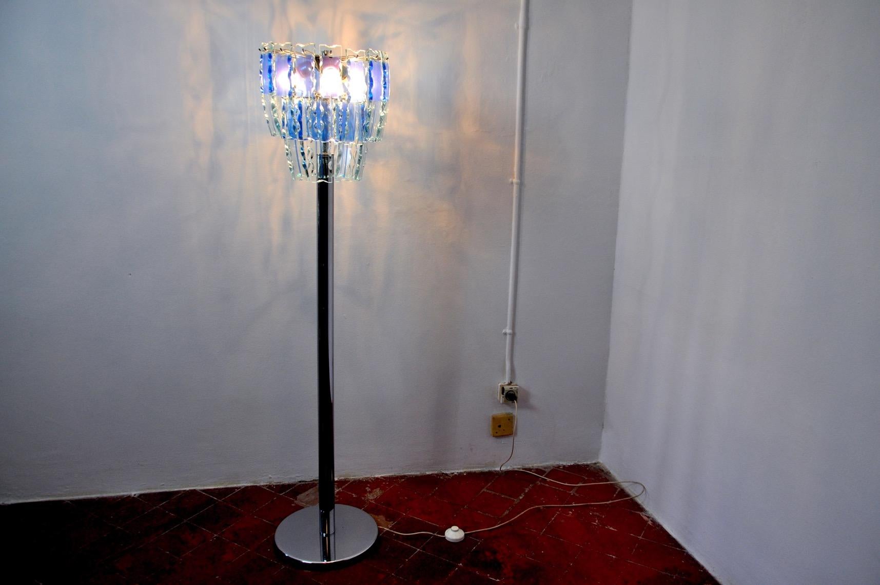 Floor lamp veca designed and produced in the 70s in Murano, Italy. Chrome structure and engraved crystals in perfect condition. Rare design object that will illuminate your interior wonderfully. Electricity checked, marks of time relating to the age