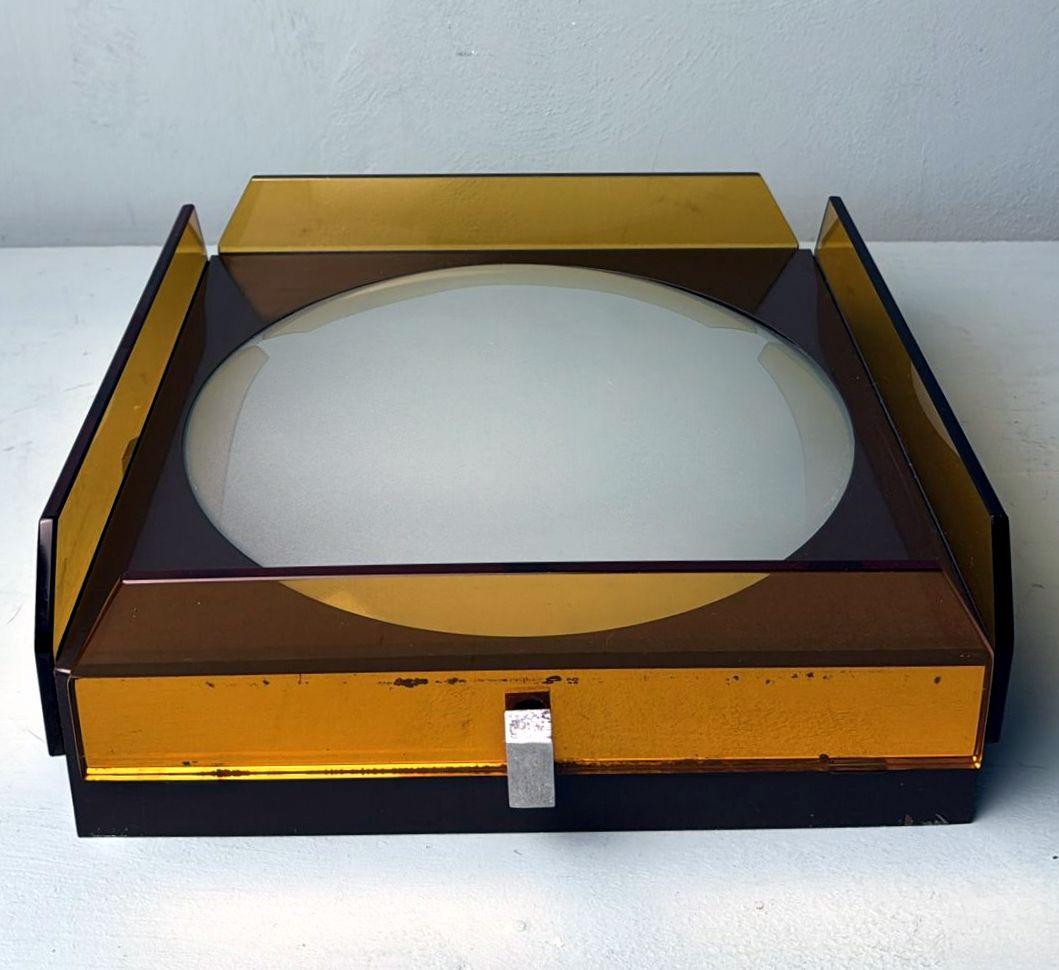 We kindly invite you to read the full description, as it contains detailed technical and historical information to ensure the authenticity of our items.
This iconic and generously sized ceiling light features a metal frame with trapezoidal crystal