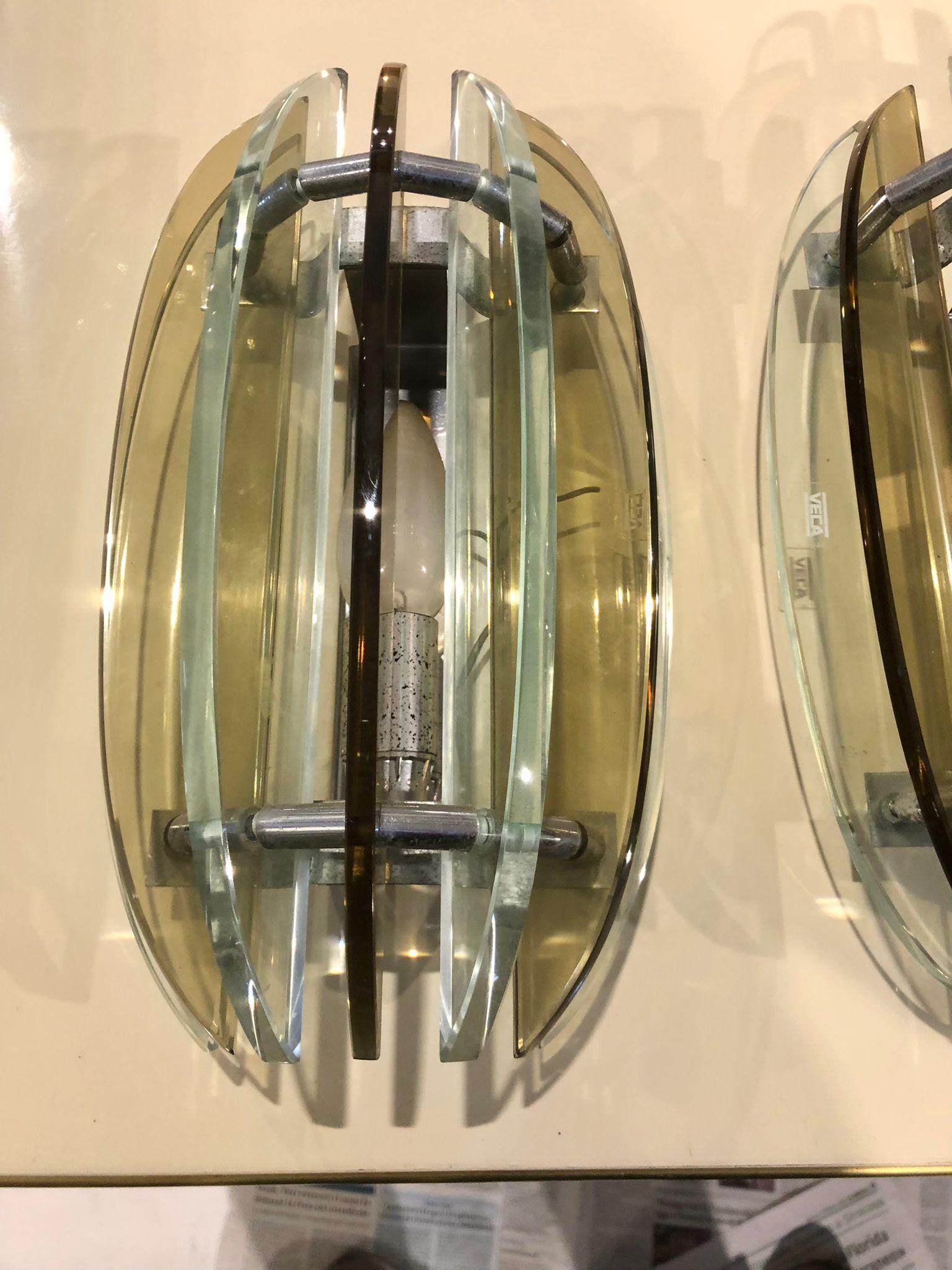Veca Mid-Century Modern Pair of Italian Glass and Metal Wall Sconces In Good Condition For Sale In Catania, IT