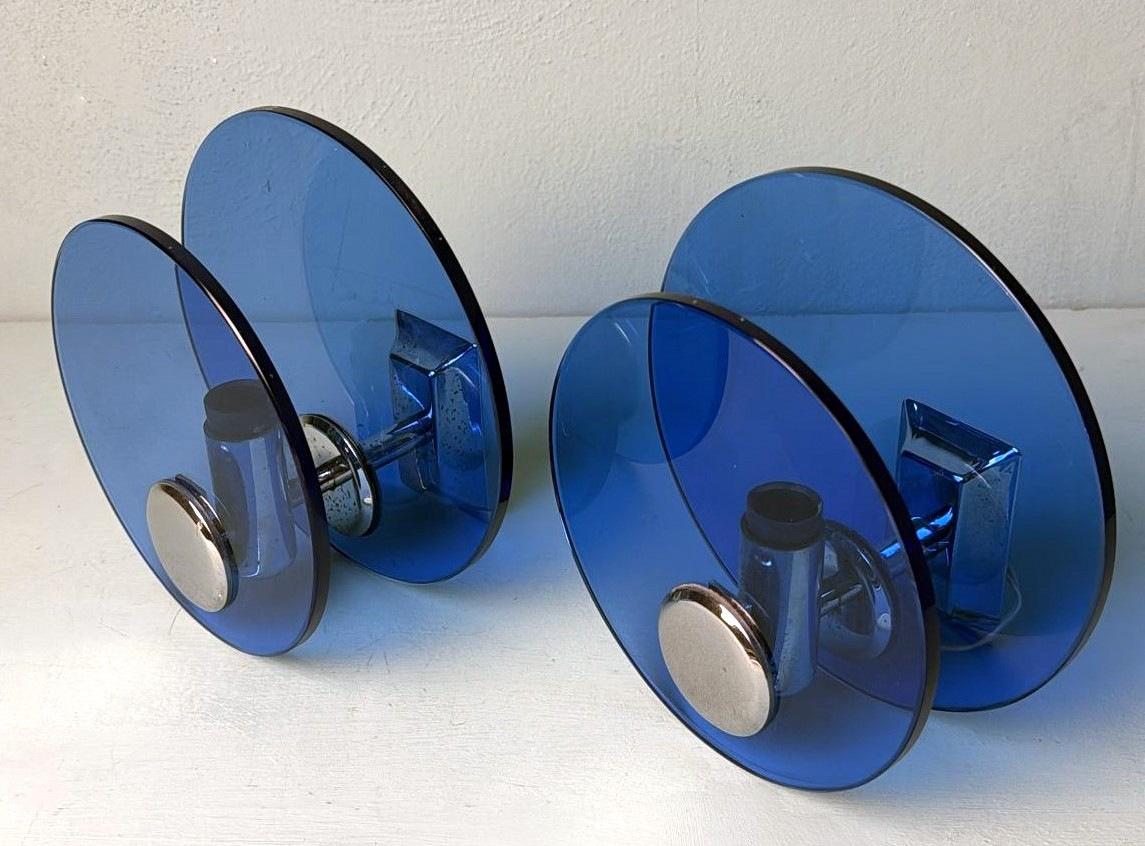 Paar italienische Wandleuchter aus blauem Glas und vernickeltem Messing im Veca-Stil (Moderne der Mitte des Jahrhunderts) im Angebot