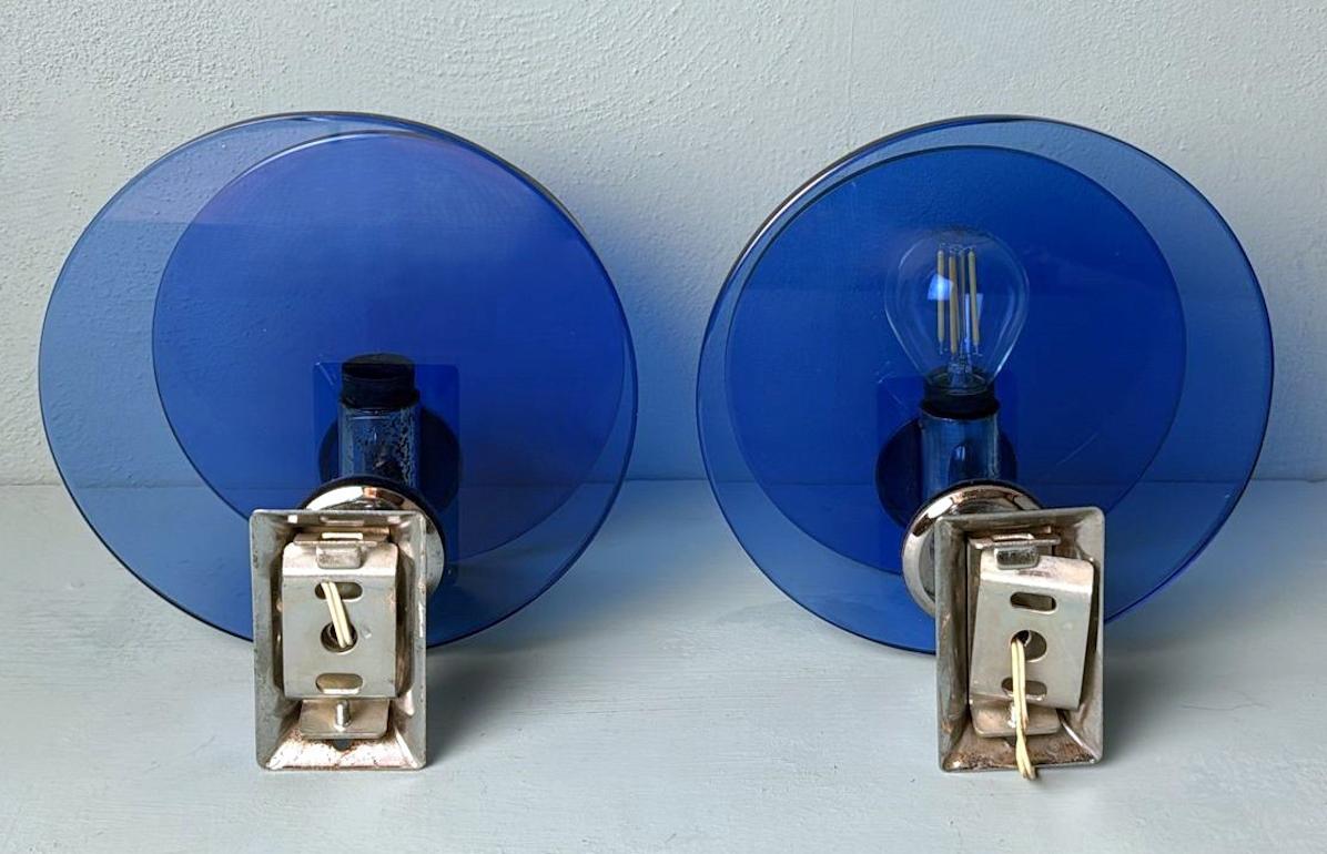 Paar italienische Wandleuchter aus blauem Glas und vernickeltem Messing im Veca-Stil (Verzinkt) im Angebot