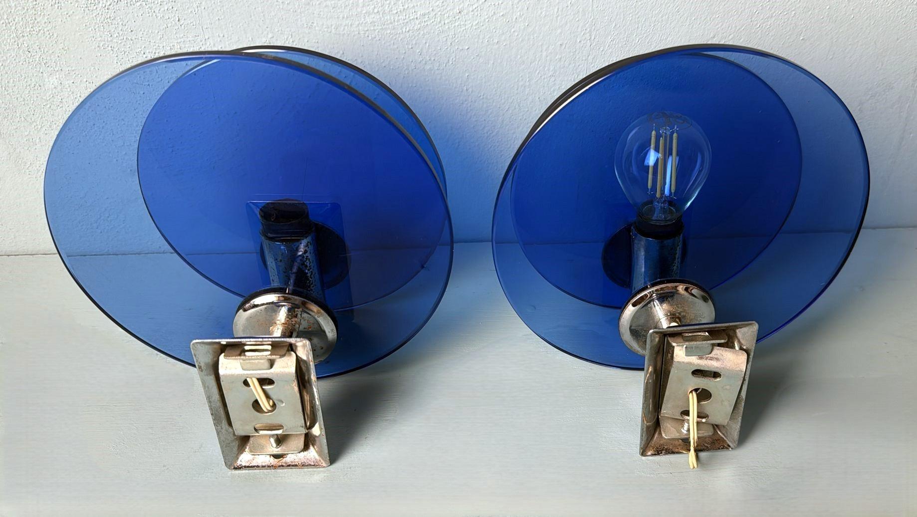 Paar italienische Wandleuchter aus blauem Glas und vernickeltem Messing im Veca-Stil im Zustand „Gut“ im Angebot in Prato, Tuscany