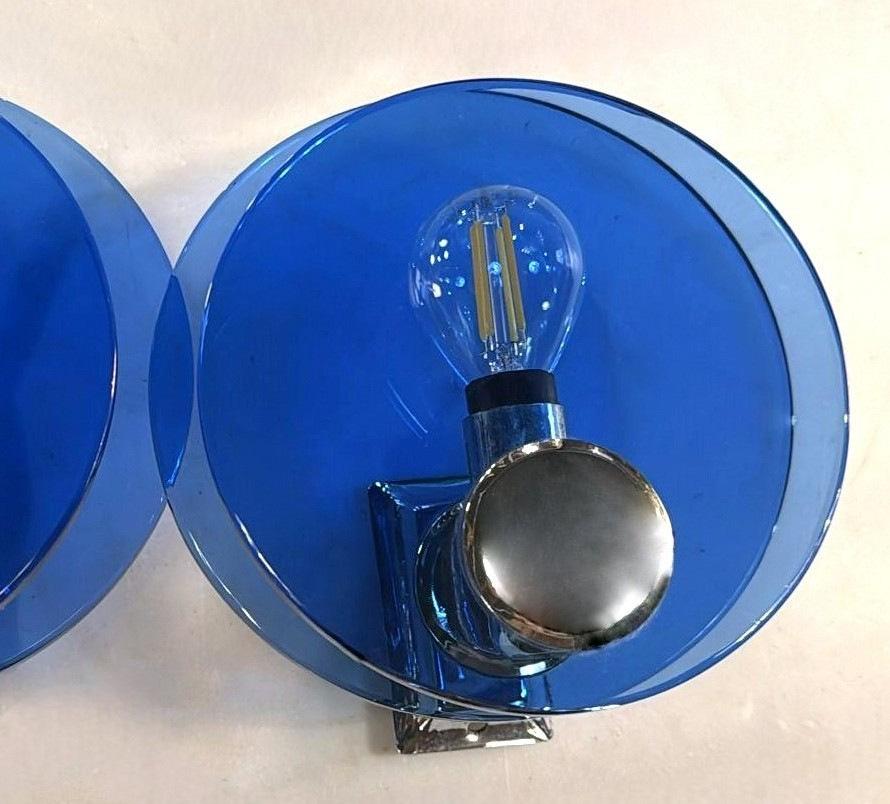Paar italienische Wandleuchter aus blauem Glas und vernickeltem Messing im Veca-Stil (20. Jahrhundert) im Angebot