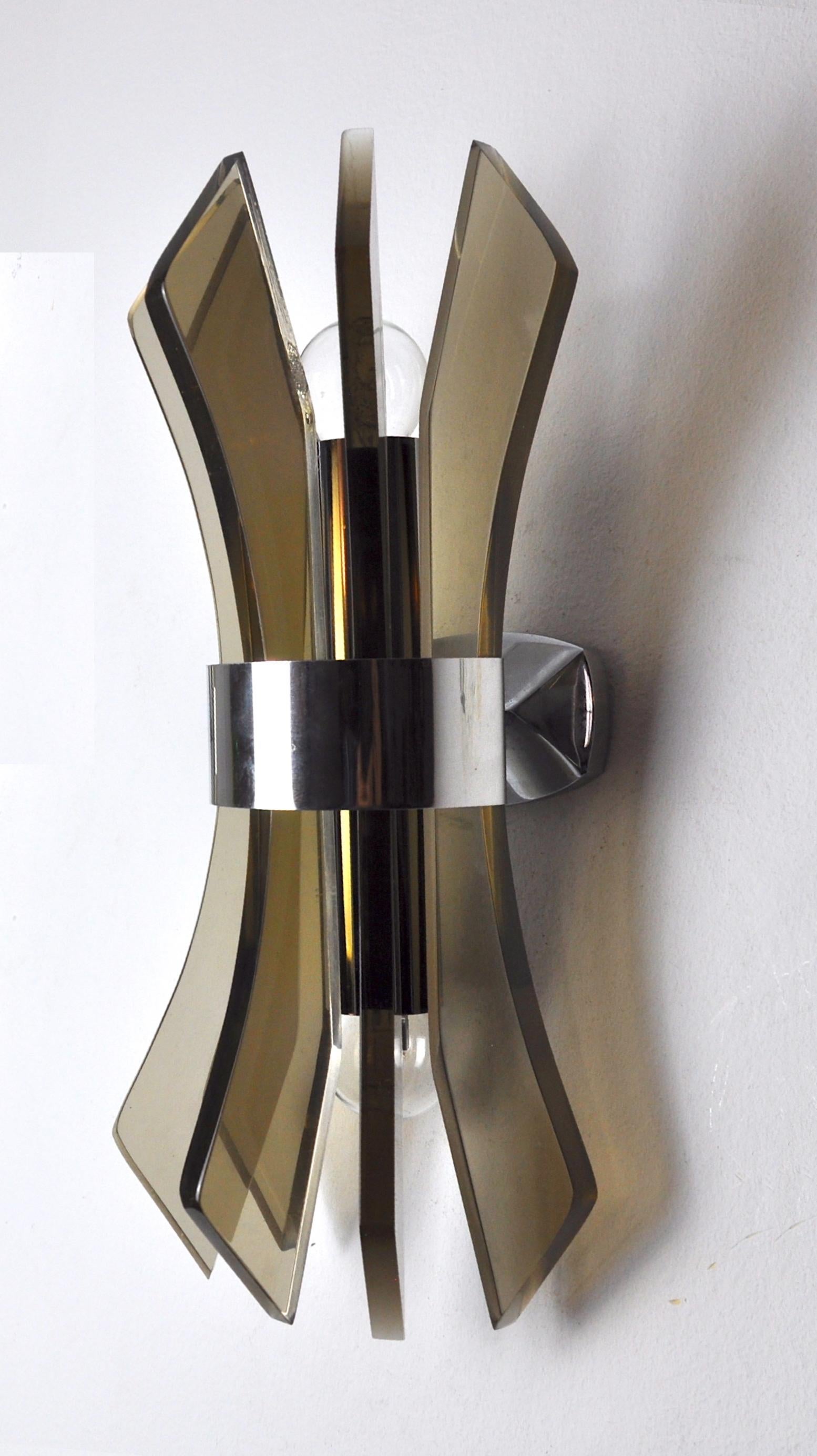 Very beautiful veca wall lamp produced in italy in the 70s. Wall lamp made up of brown cut bakelite plates and a chrome structure. Unique object that will illuminate wonderfully and bring a real design touch to your interior. Electricity checked,