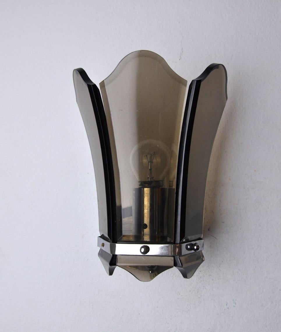 Very beautiful veca wall lamp produced in italy in the 70s. Wall lamp made up of brown cut bakelite plates and a chrome structure. Unique object that will illuminate wonderfully and bring a real design touch to your interior. Electricity checked,