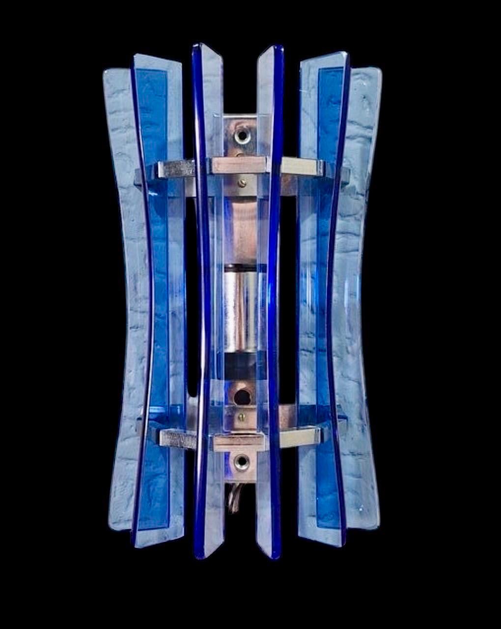 Splendida coppia di lampade da parete di VECA con foglie in vetro con struttura. 
Il design e la qualità del vetro rendono questo pezzo il migliore del design italiano.
Questa superba illuminazione da parete in vetro blu è superba .

Questi pezzi di