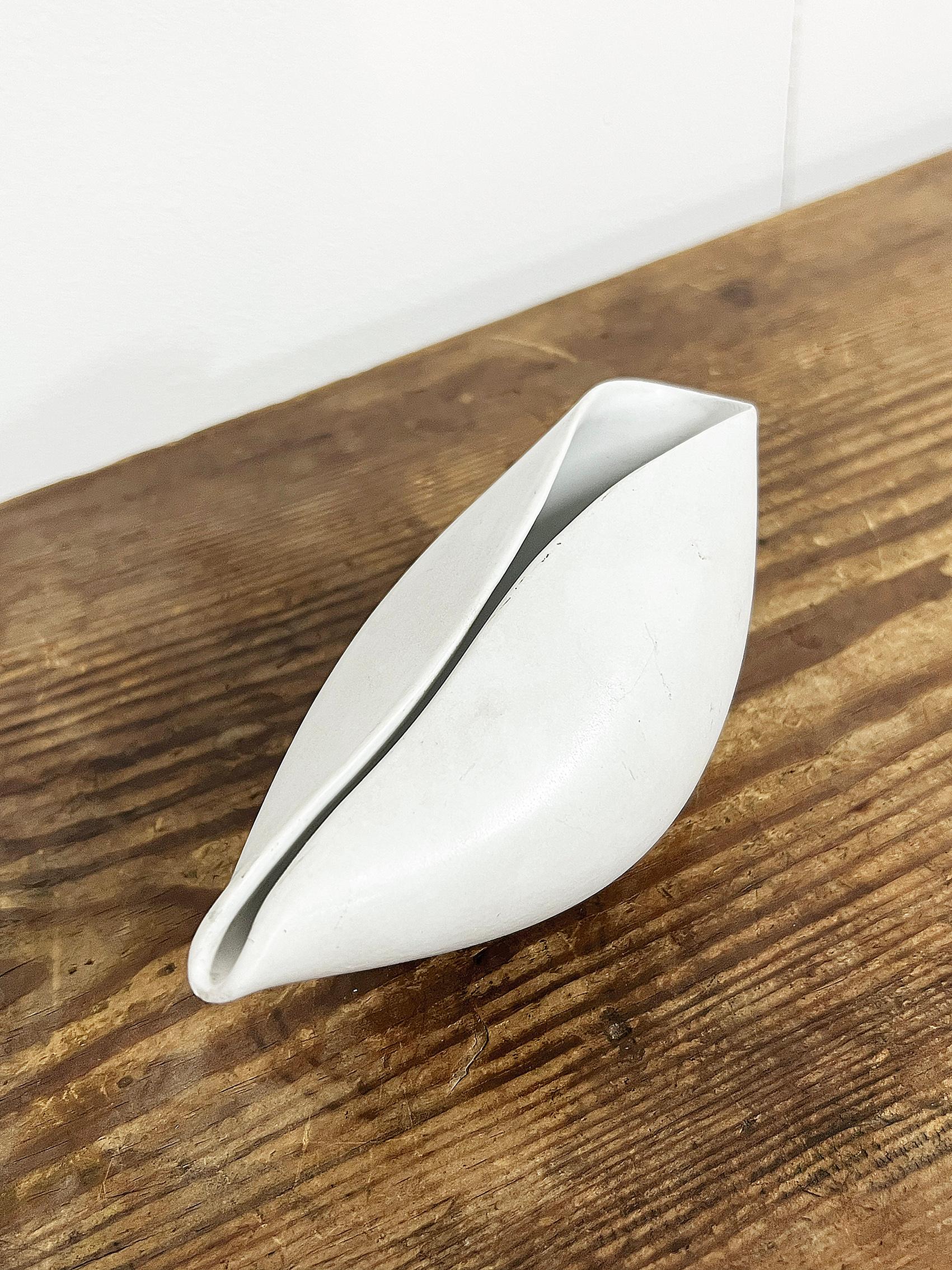 Lovely “Veckla” bowl by Stig Lindberg, white carrara stoneware. Folded form.
Good vintage condition, wear and patina consistent with age and use. 
Blemishes as seen on the pictures. 